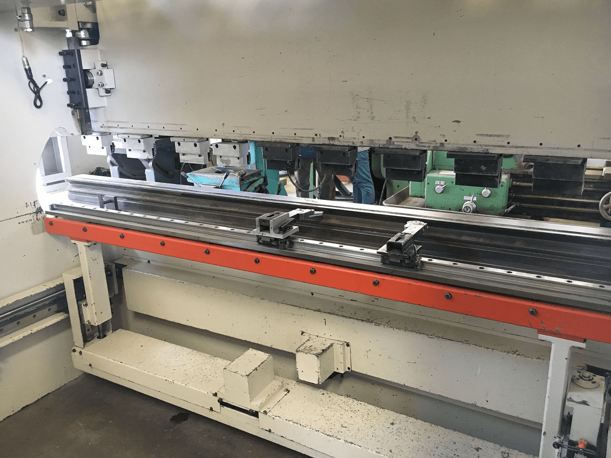 Working room of ERMAKSAN CNC HAP 3100x80 Machine