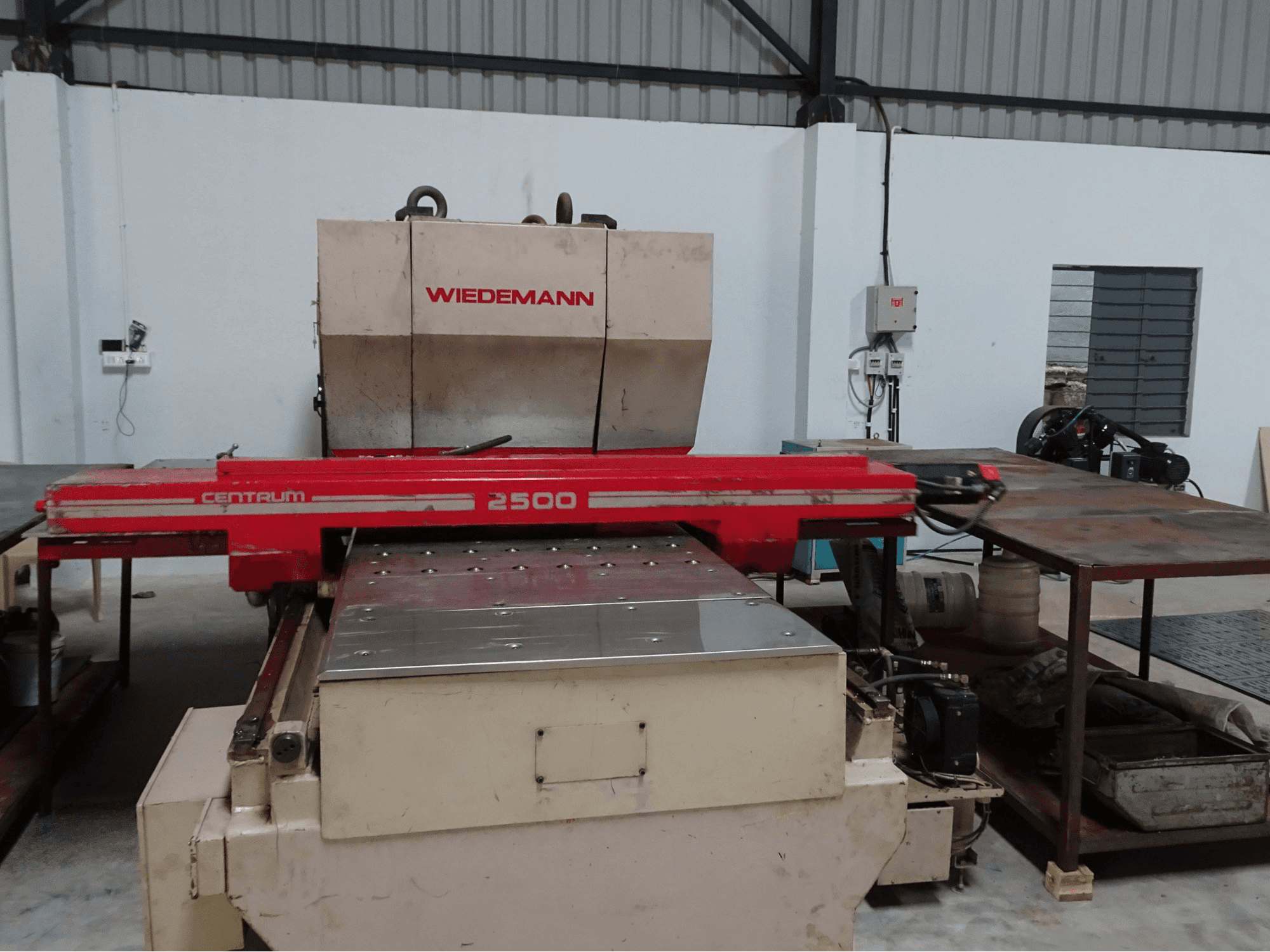Front view of Murata Wiedemann Centrum 2500 Machine