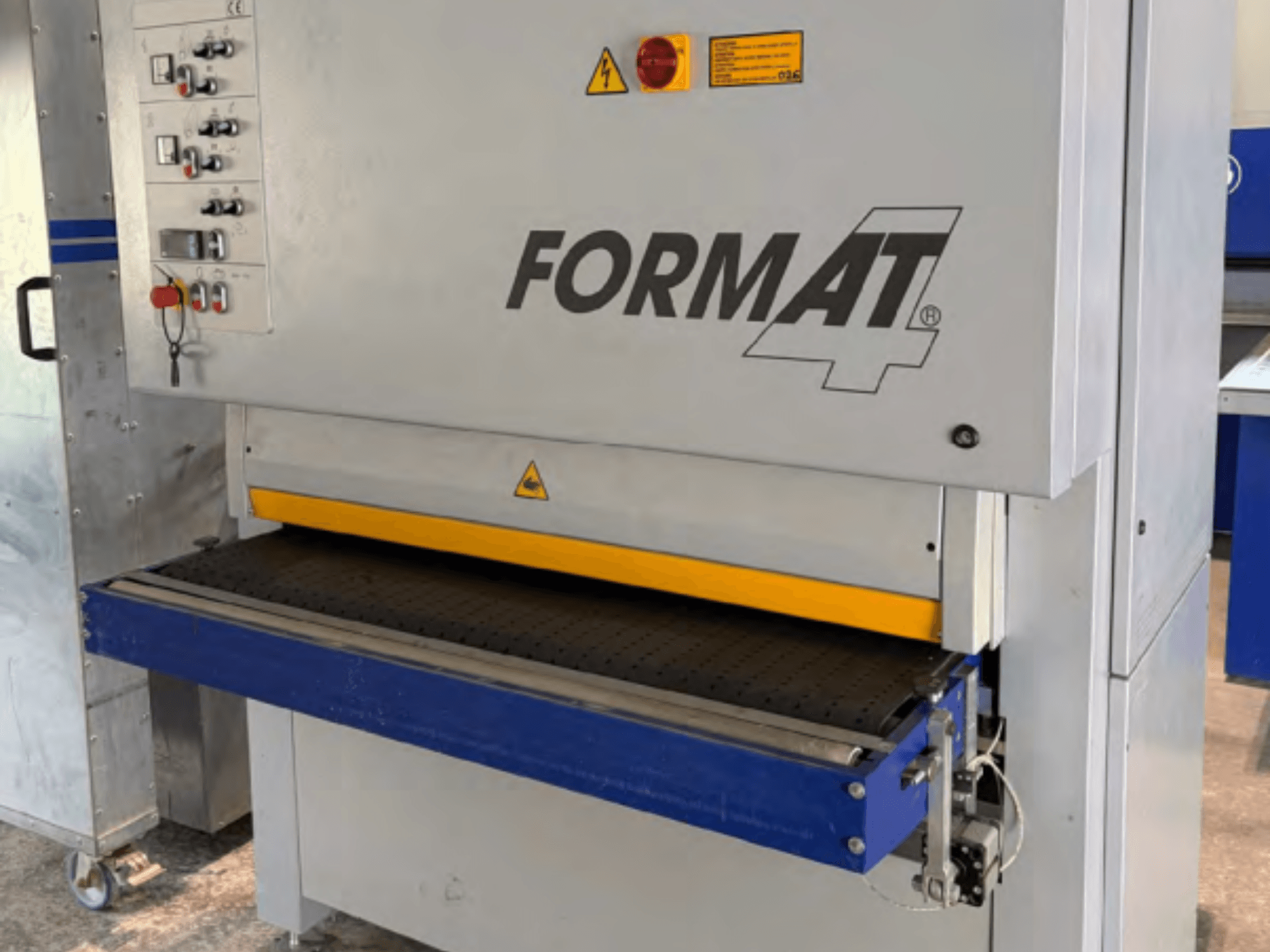 FORMAT4 Finish 1302 belt sander shown in front view, featuring control panel, yellow sanding belt, and blue conveyor table.