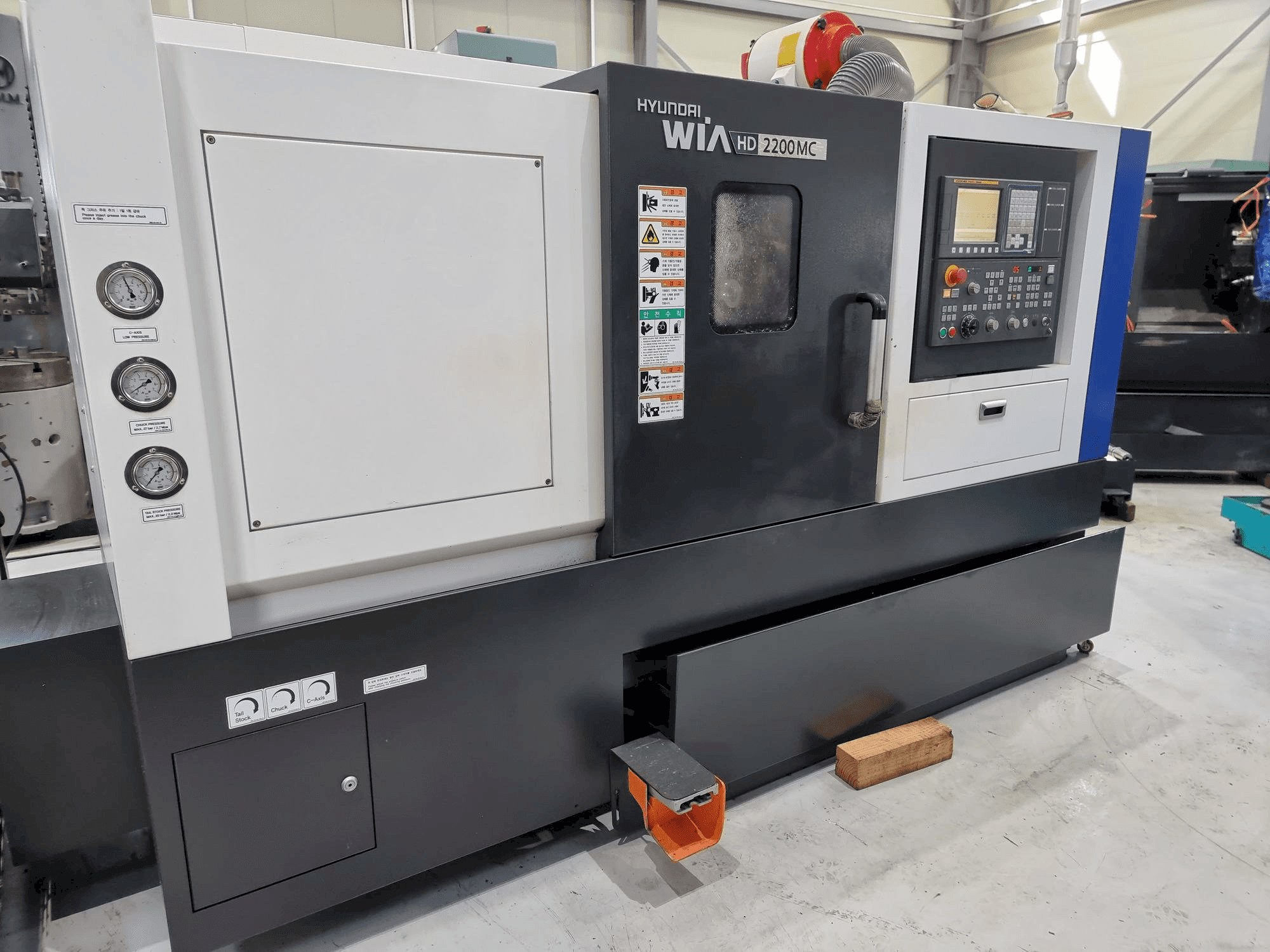 Front view of Hyundai Wia HD 2200 MC machine