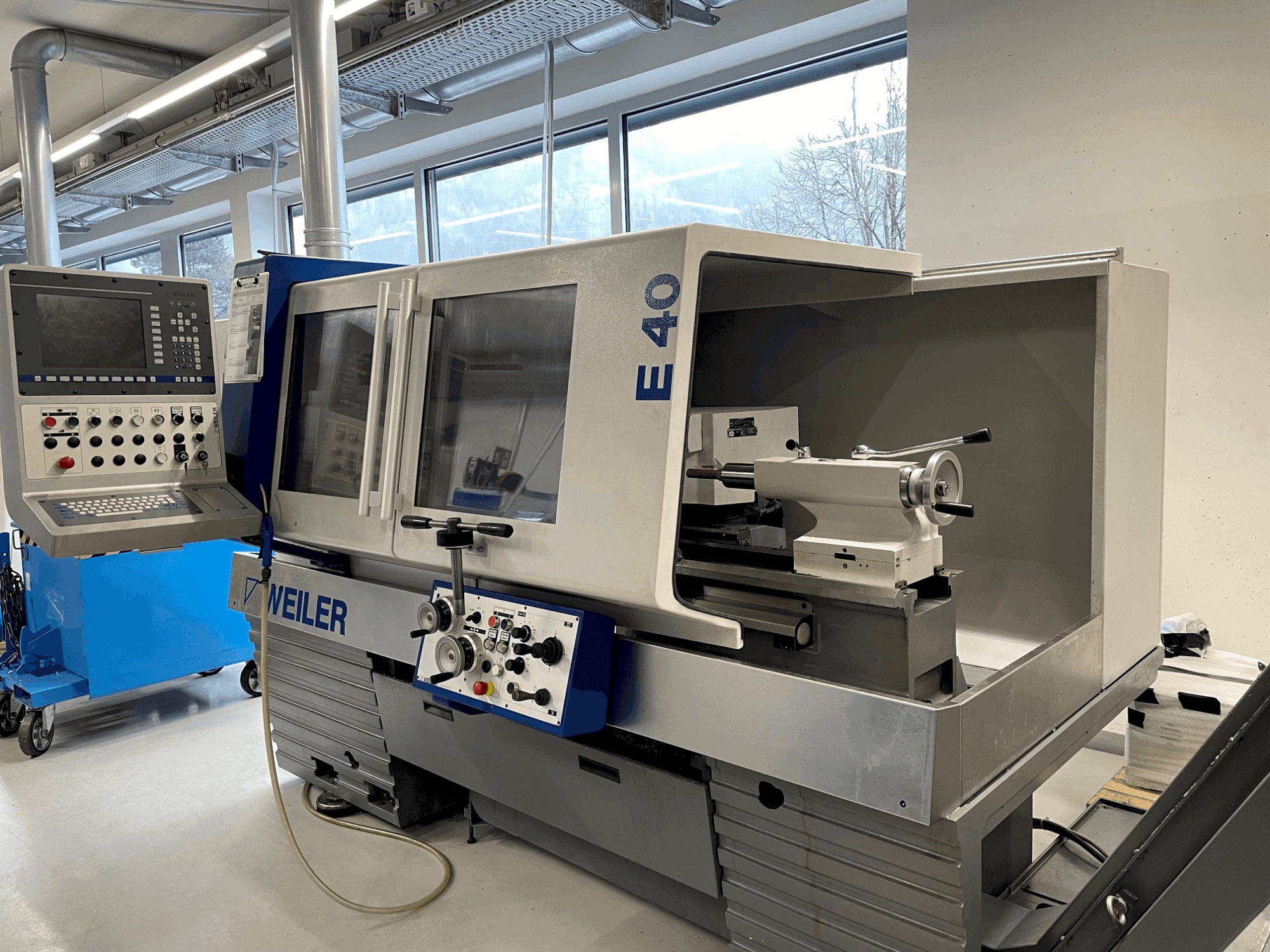 Front view of Weiler E 40 x 1000 machine