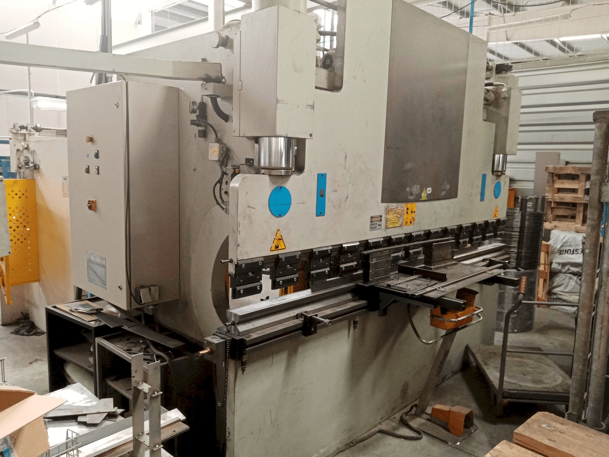 Front view of ERMAKSAN AP 3100-120 machine