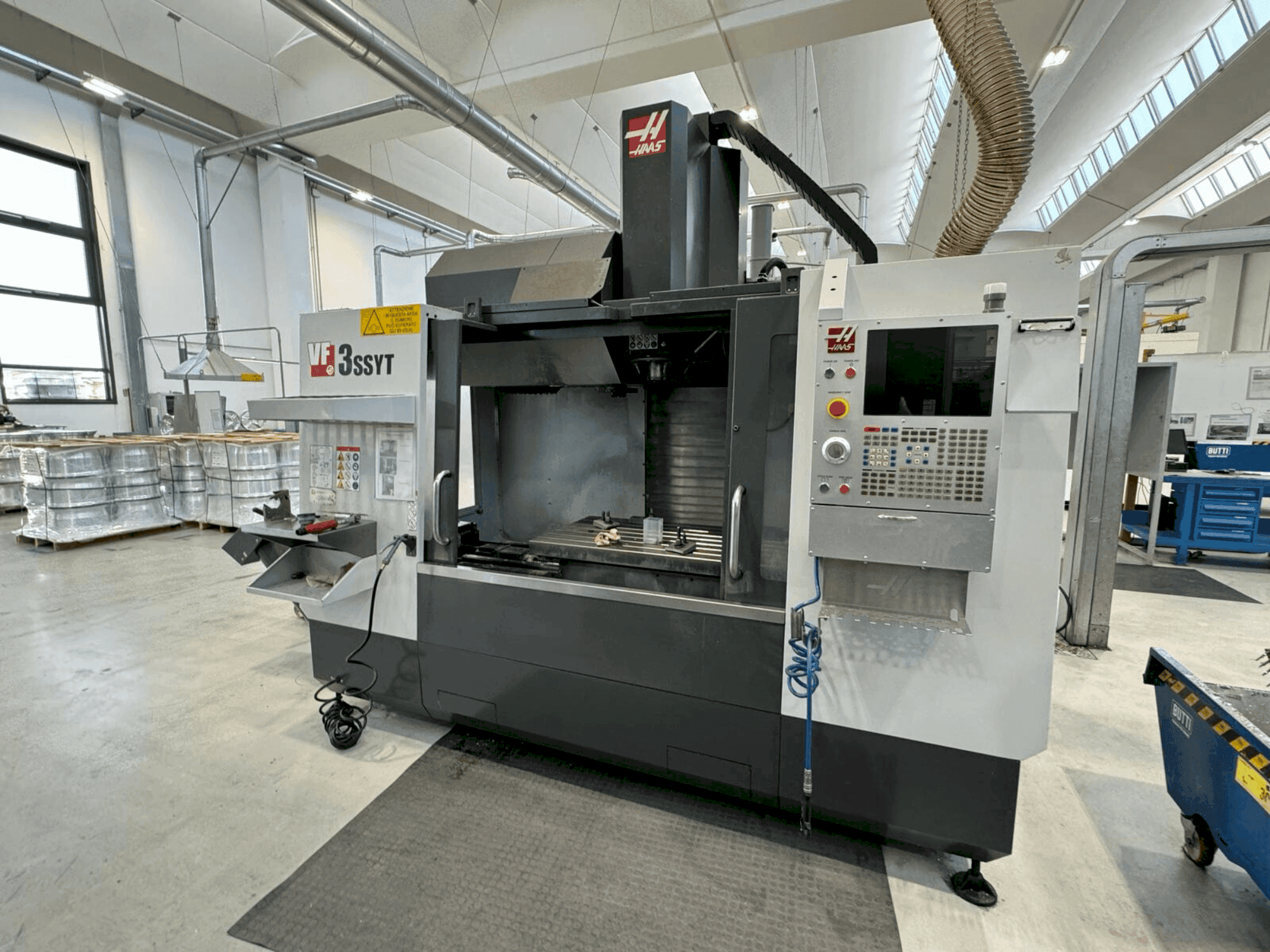Front view of HAAS VF-3SSYT machine