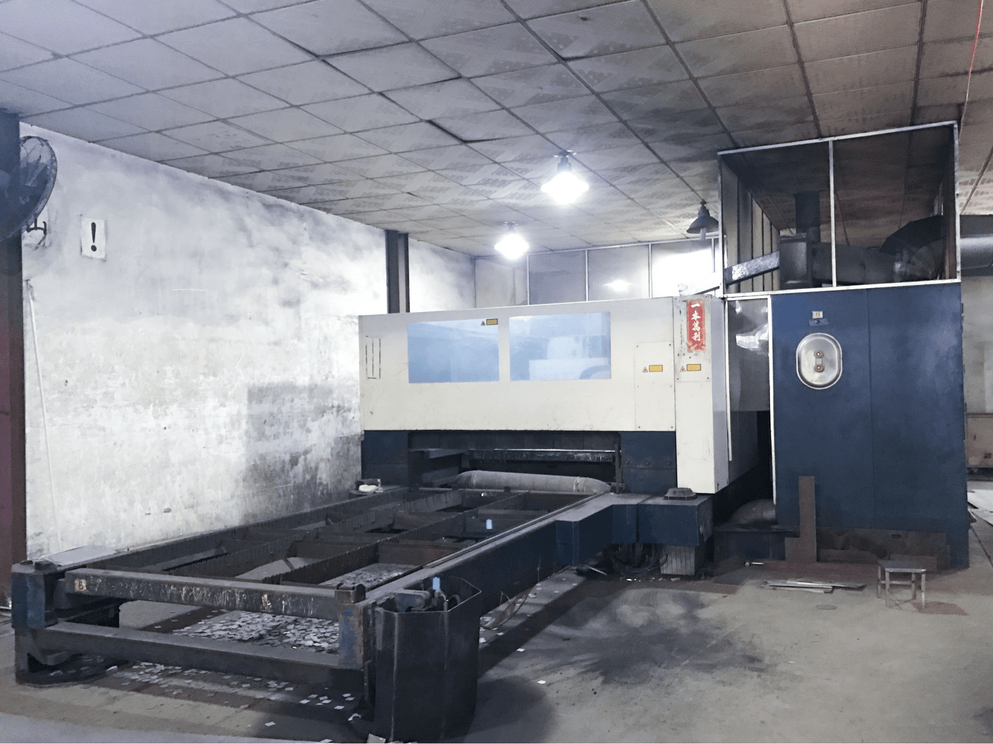 Right view of Trumpf TruLaser 3030 machine