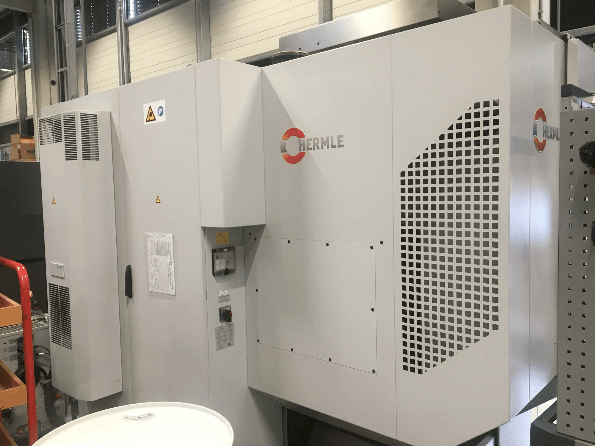 Front view of HERMLE C400 U machine