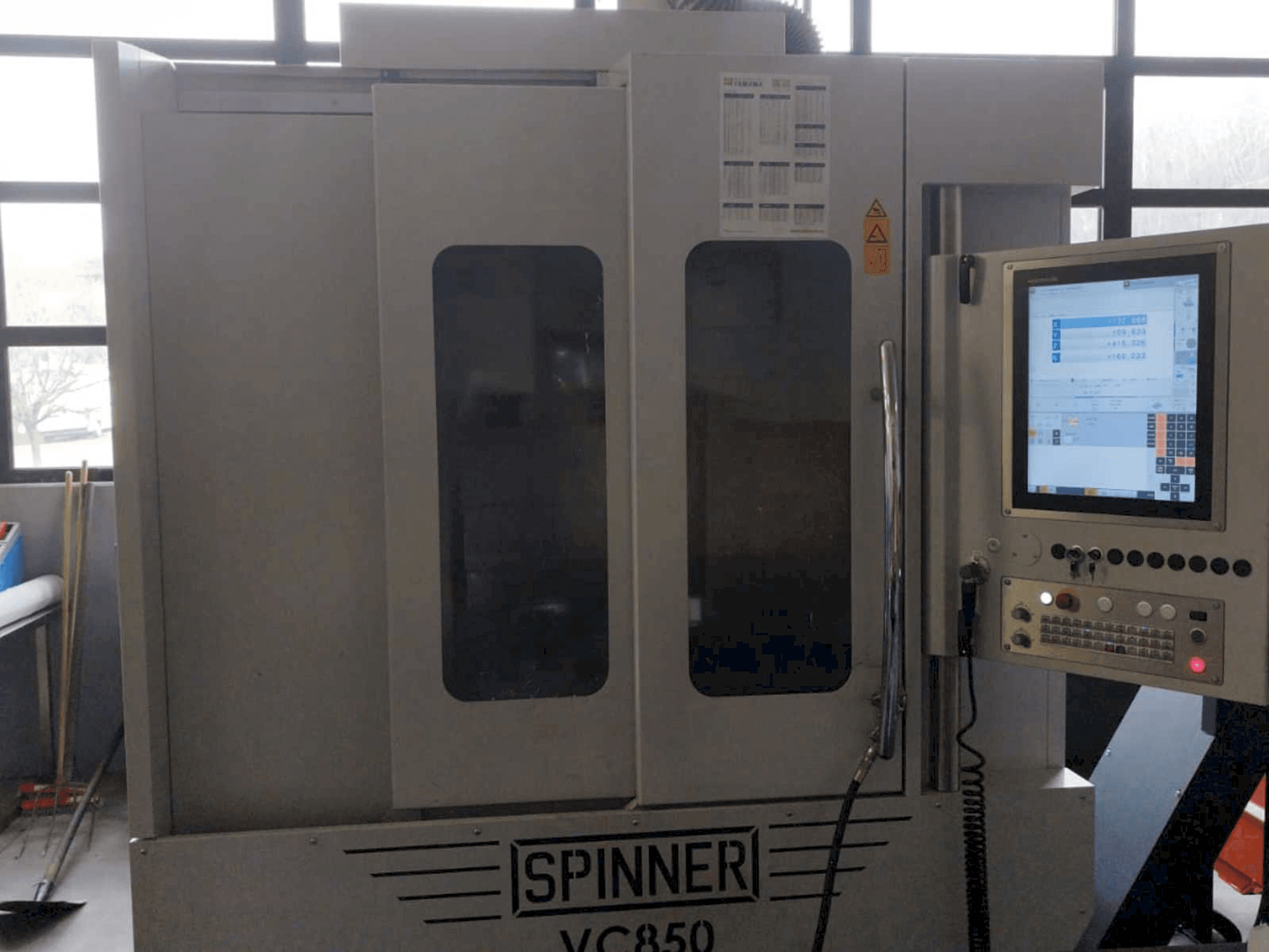 Front view of SPINNER VC 850 machine