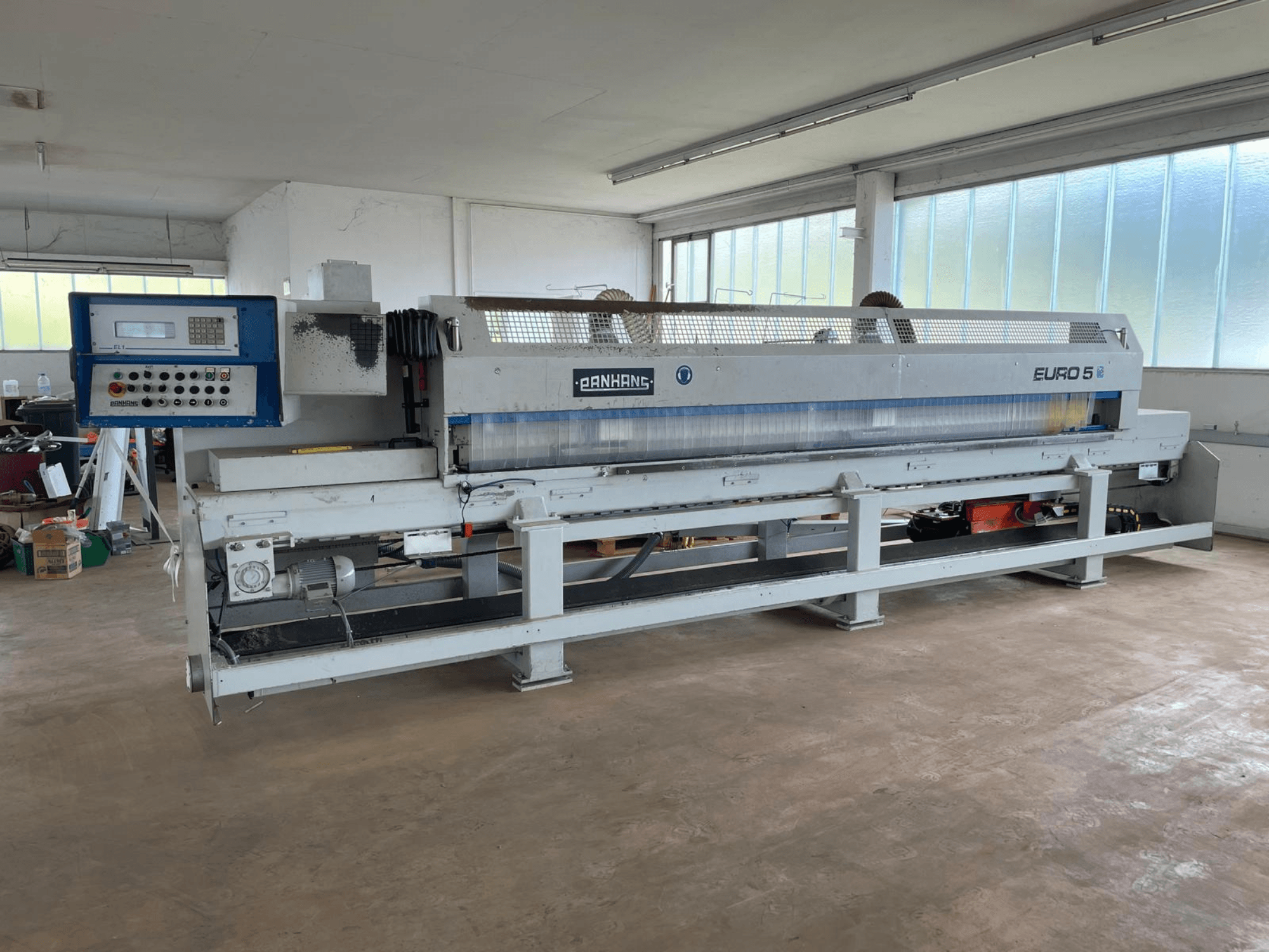 PANHANS 693 EURO 5 panel saw from a side view, showcasing control panel, blade, and sturdy base in a workshop setting.