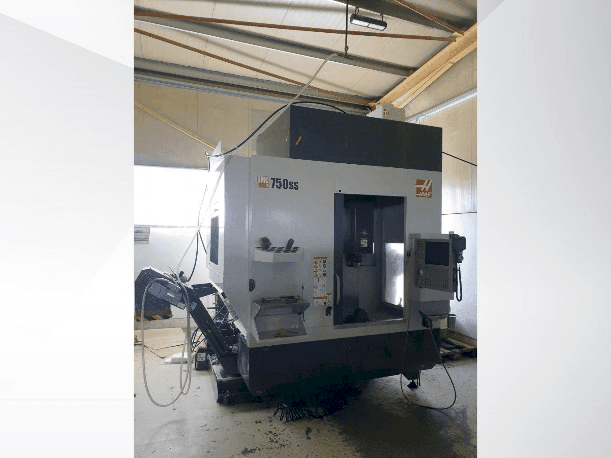 Front view of HAAS UMC-750SS machine