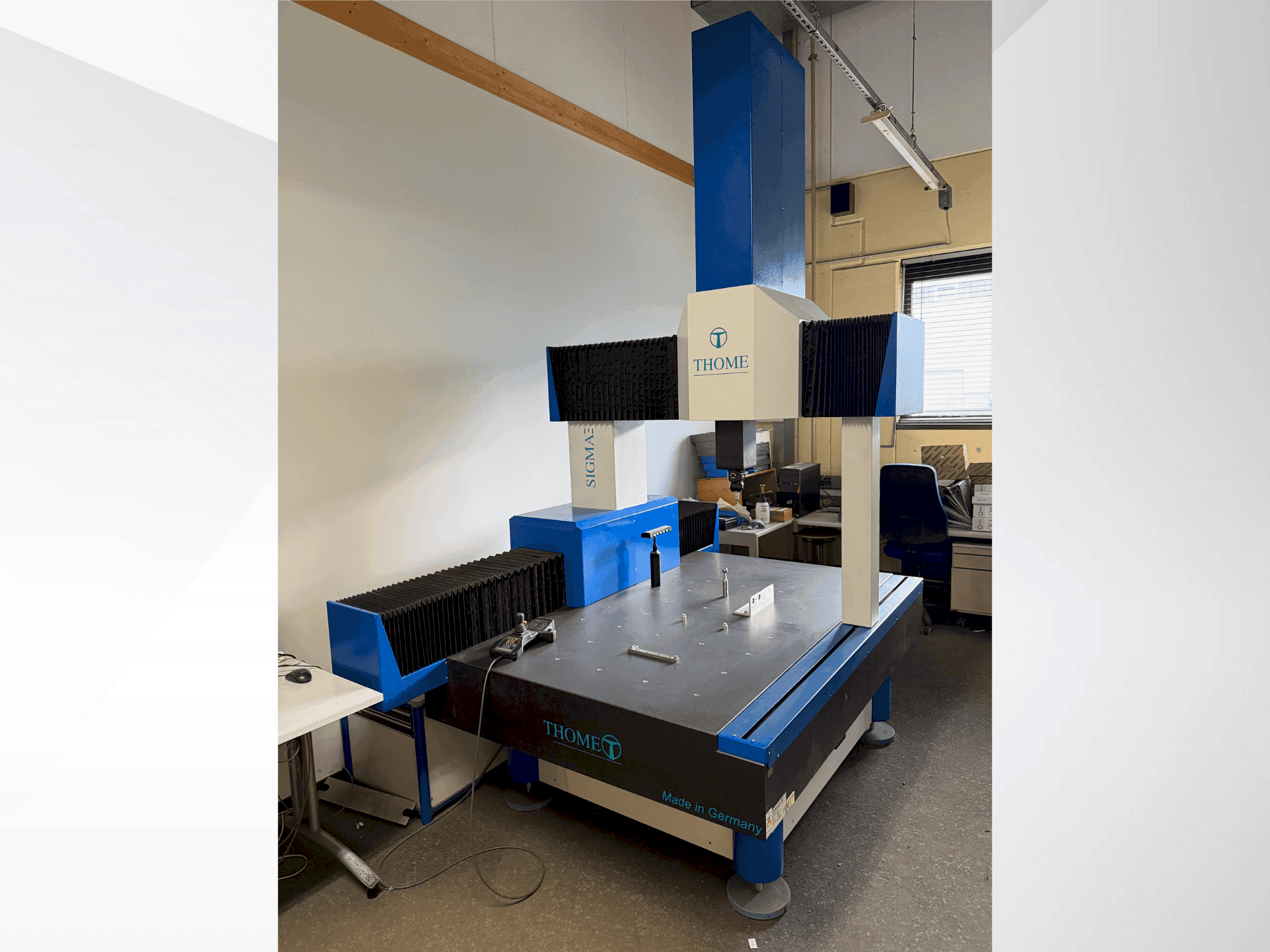 Front view of THOME Prazision 3D Sigma machine