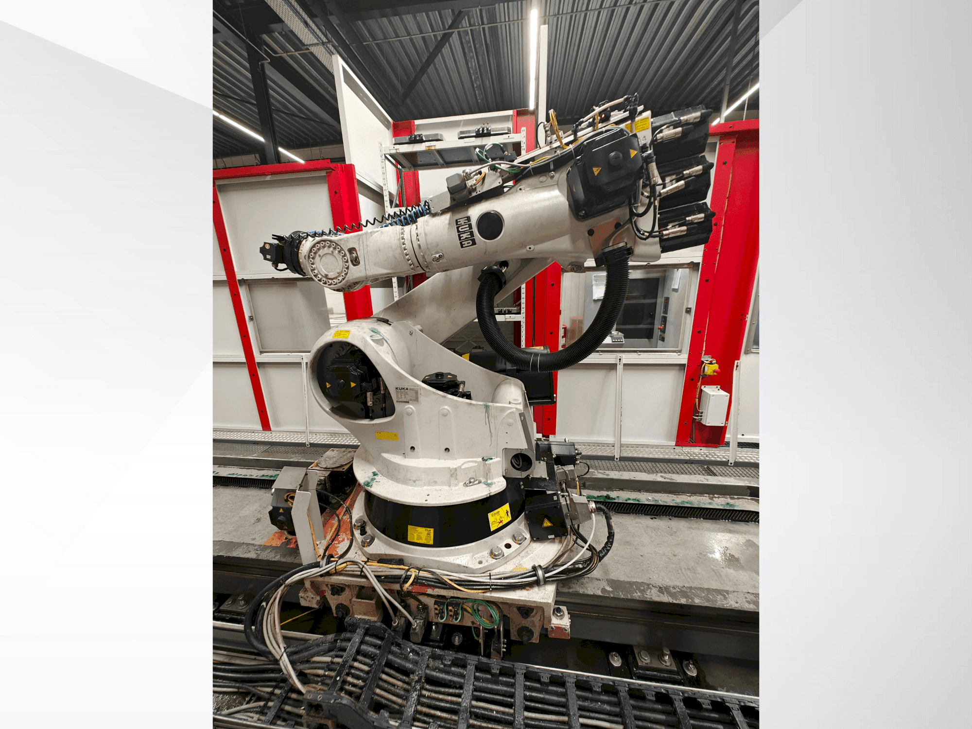 Front view of KUKA KR 270-2 machine