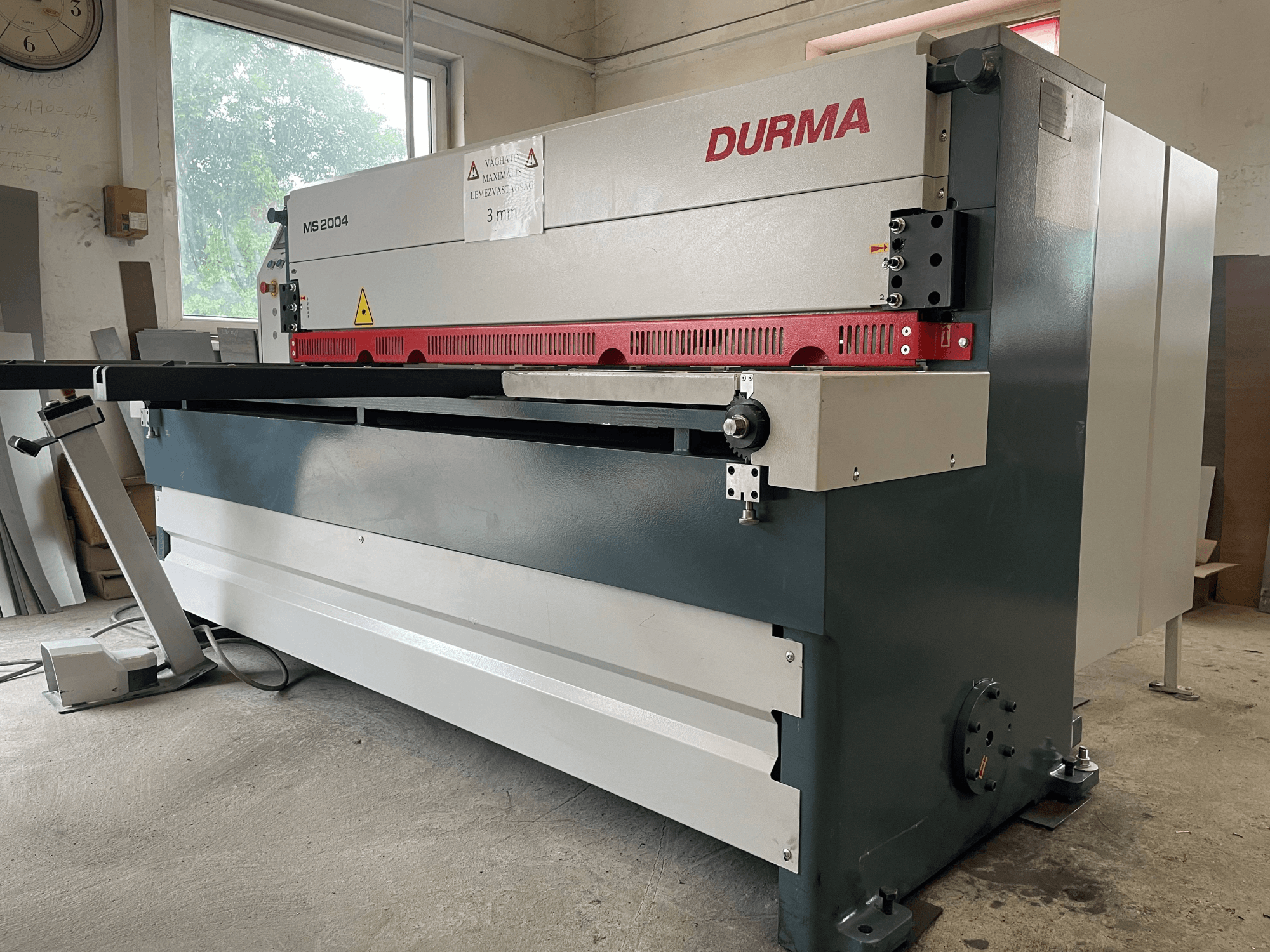 Durma MS2004 sheet metal shearing machine, front view, featuring a red blade and adjustable support, with a 3mm capacity.