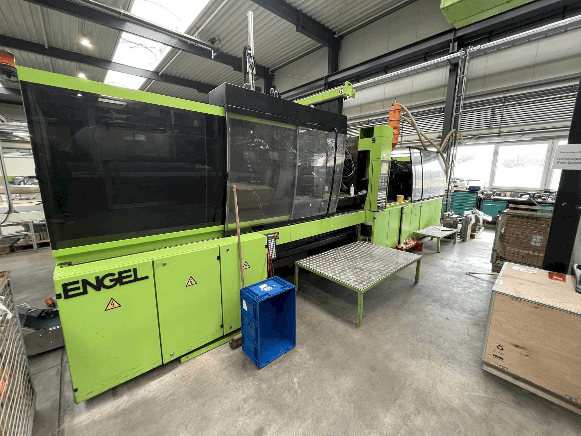 Front view of Engel ES 2550/400 HL-V machine