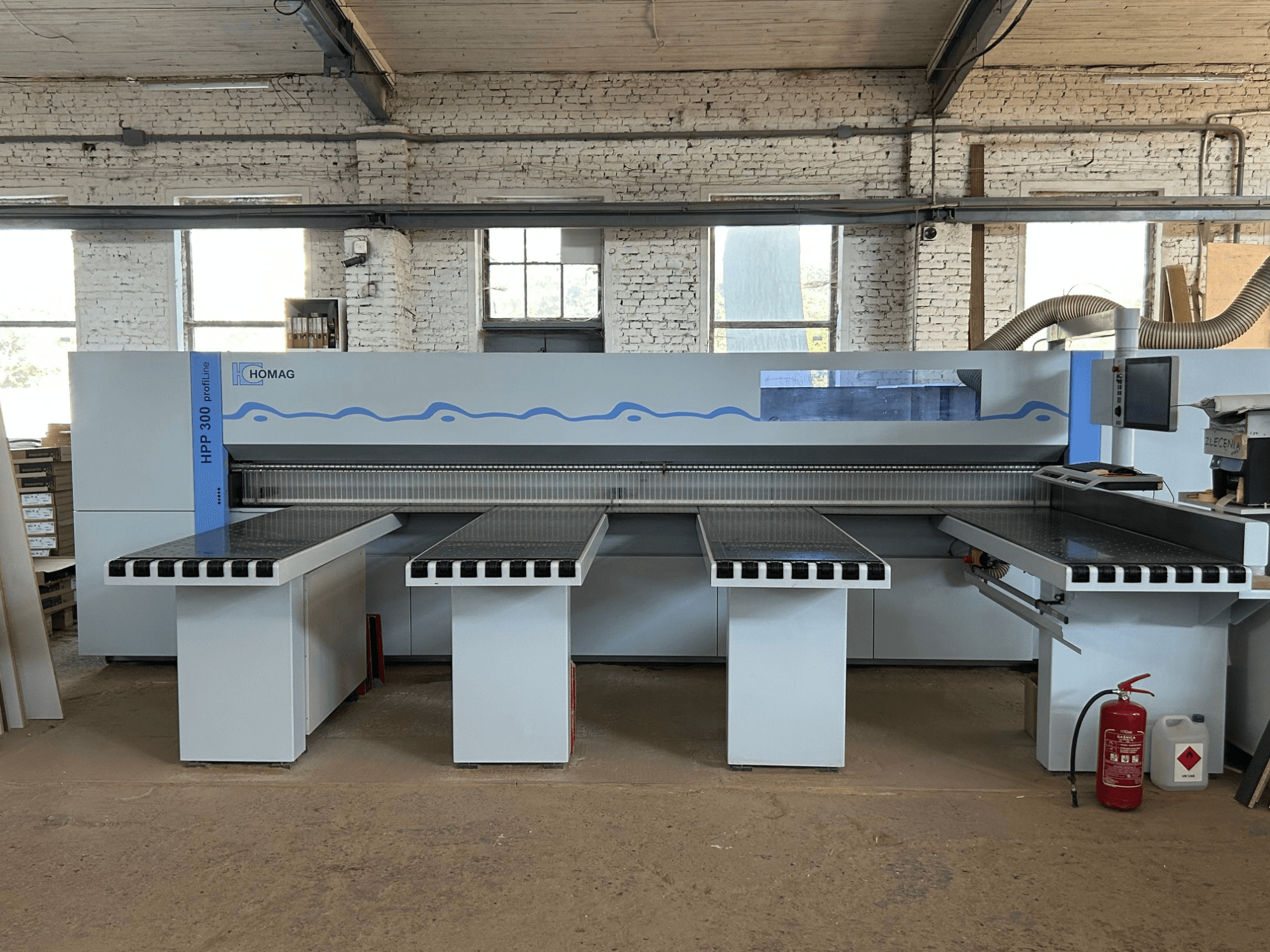 HOMAG PROFI HPP 300 panel saw, front view, featuring two support tables and a digital display for precision cutting.