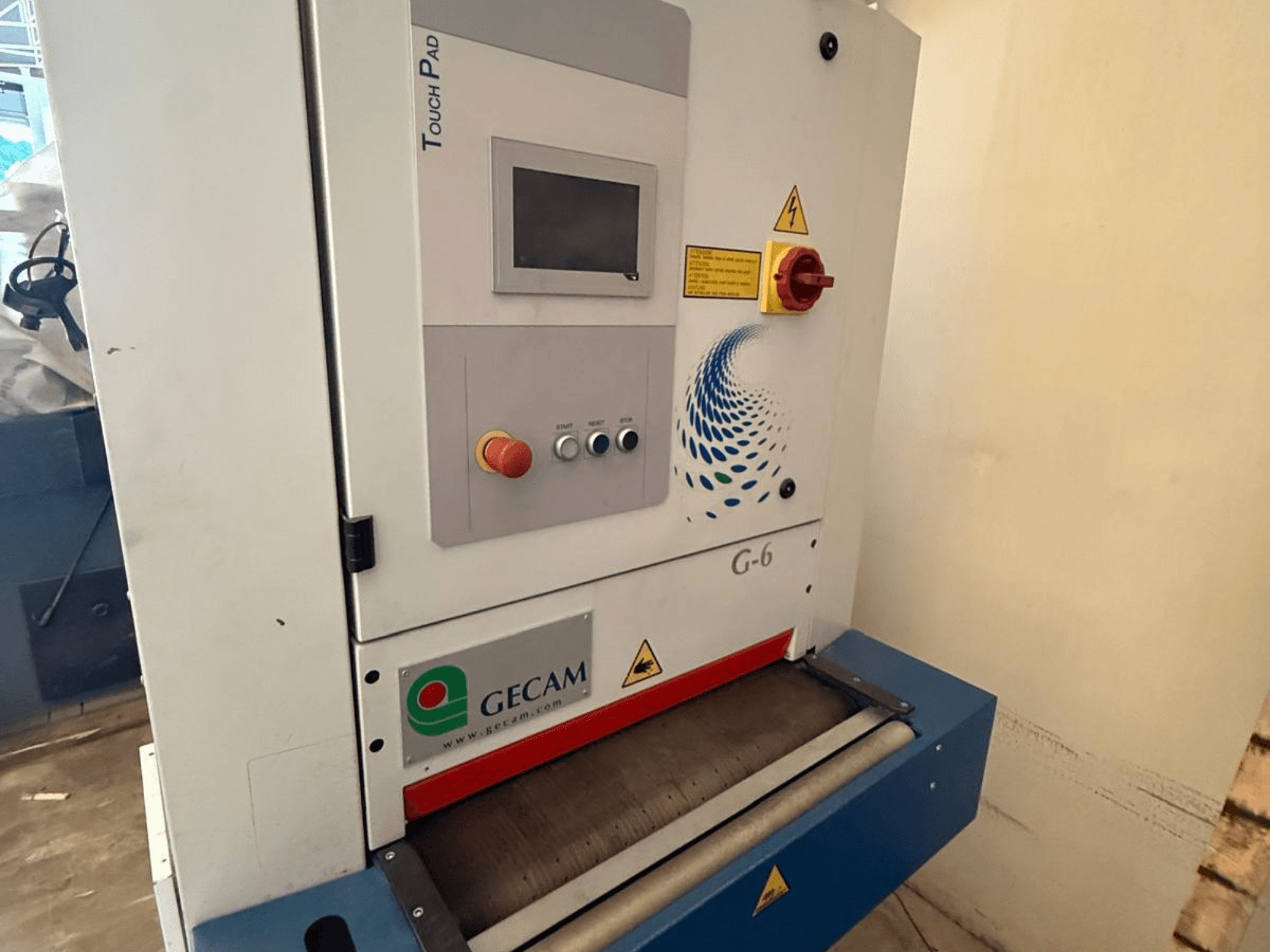 GECAM G6 RBB deburring machine in front view with touch control panel and indicator lights on the side.