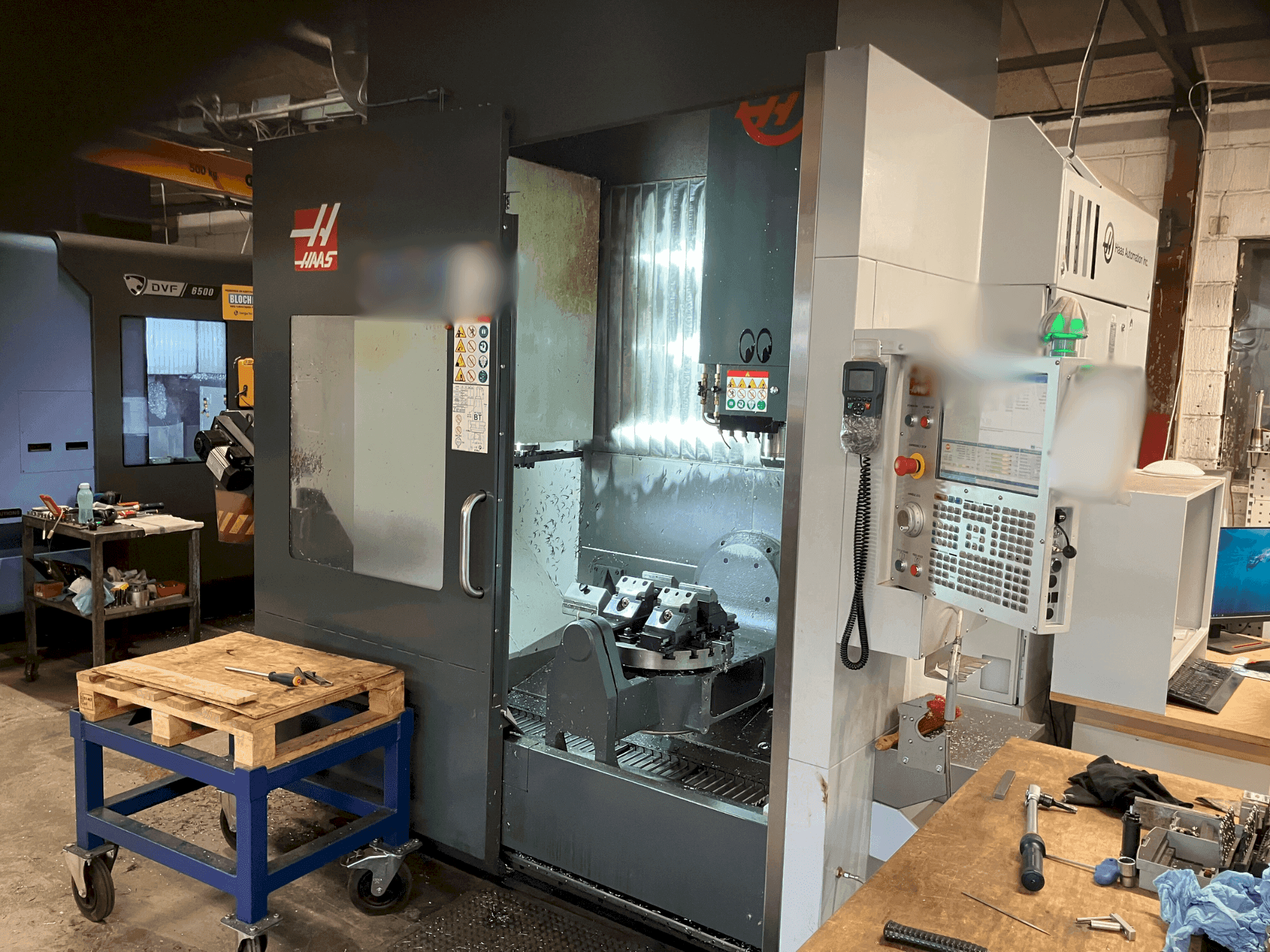 Front view of HAAS UMC-750 machine