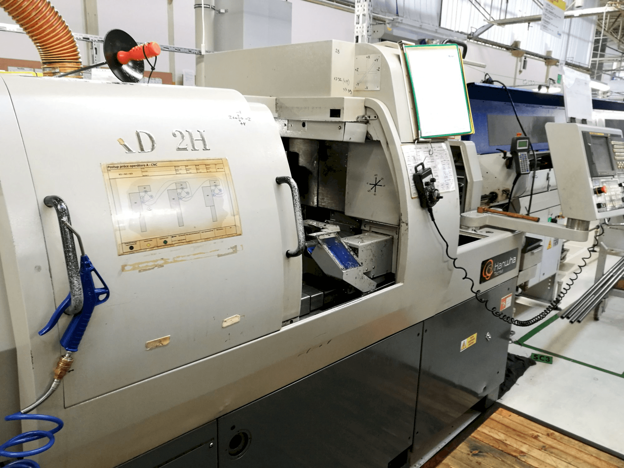 Right view of Hanwha XD 32 H Machine