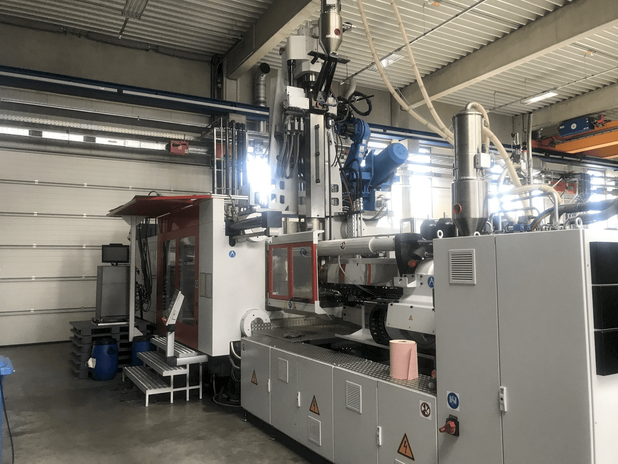 Front view of FERROMATIK MILACRON MM 800 MSW machine