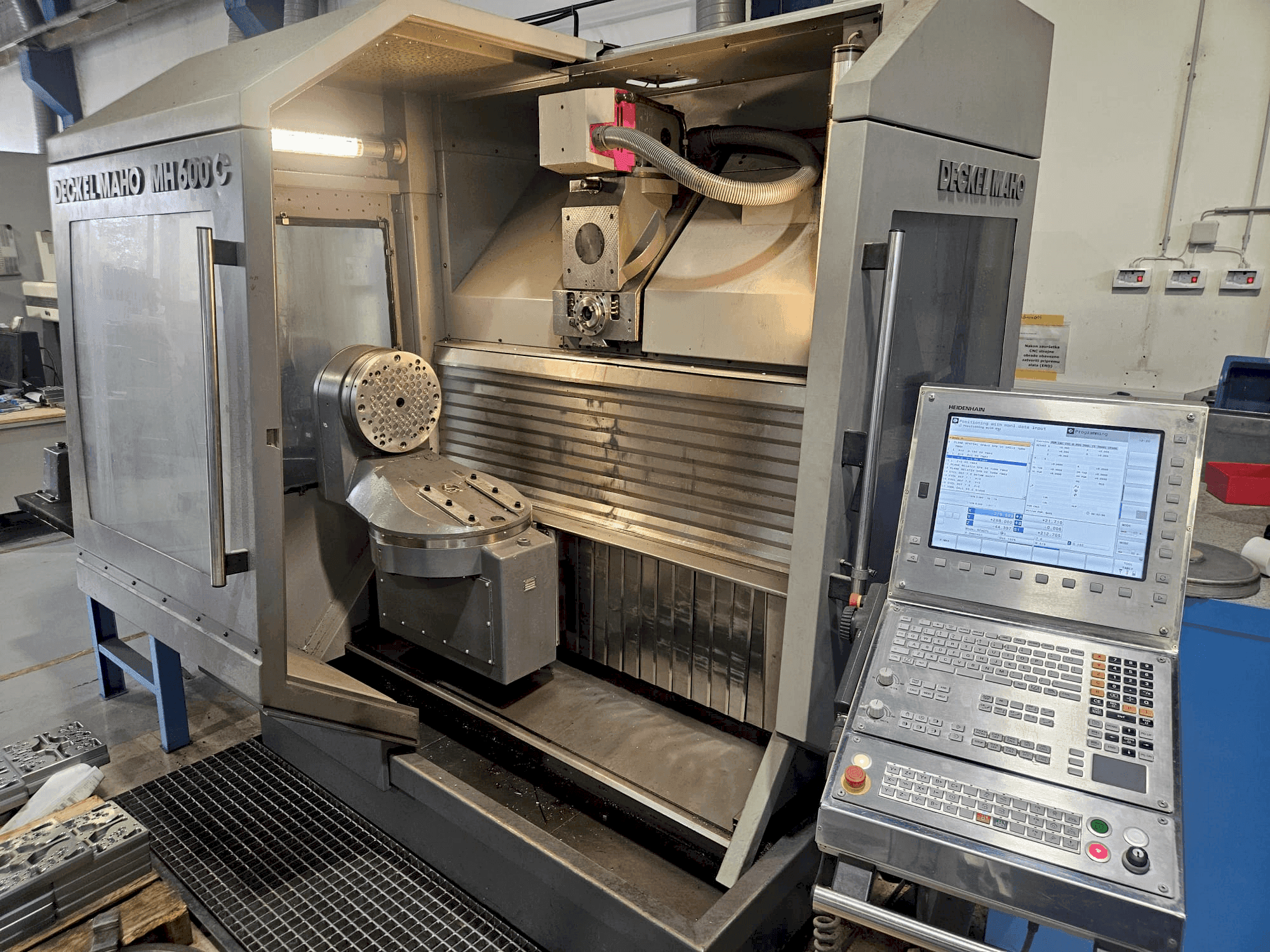 Front view of DECKEL MH 600 C (1994) machine