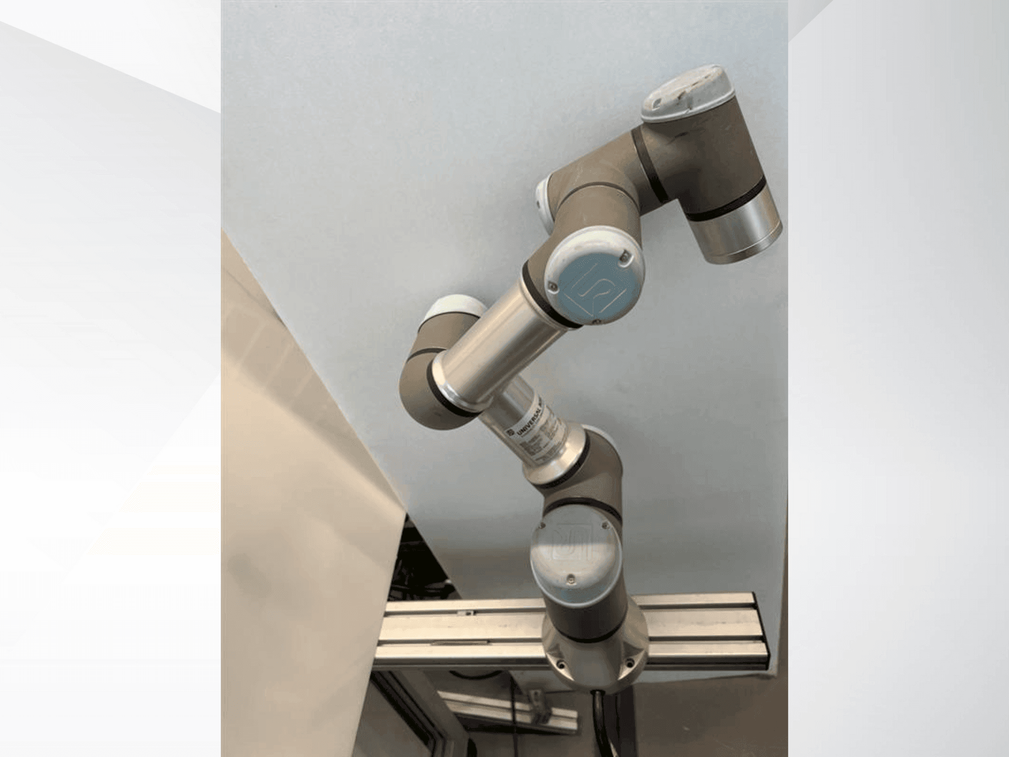 Front view of Universal Robots UR-3e machine