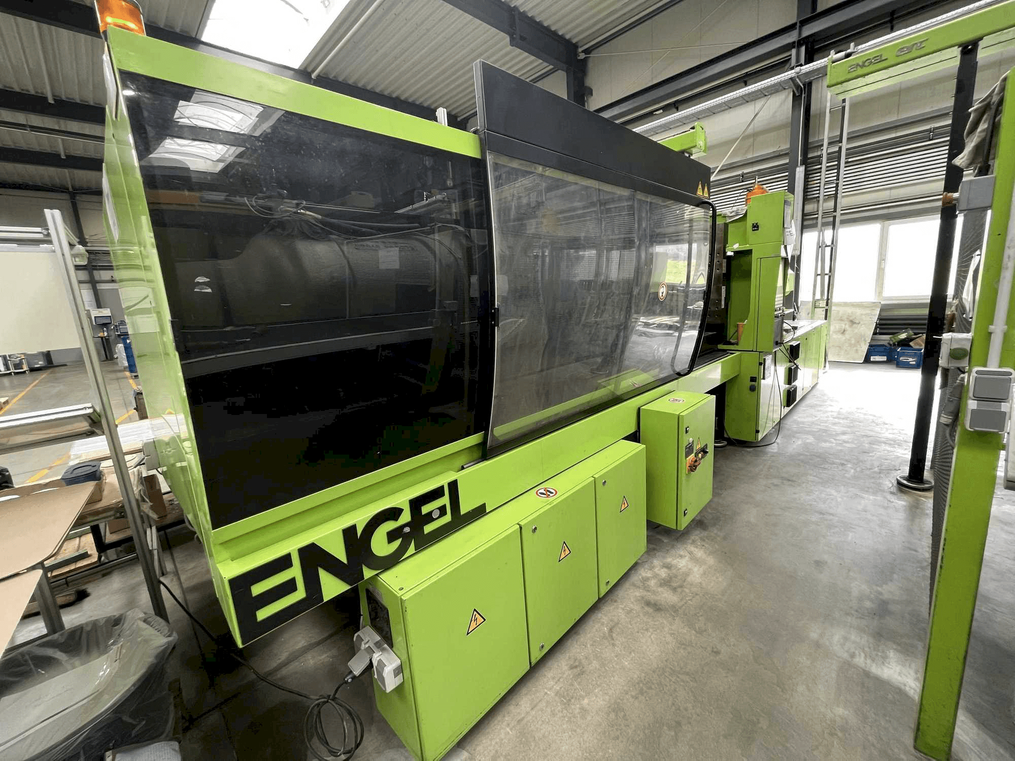 Front view of Engel VIC 2550/400 TECH machine