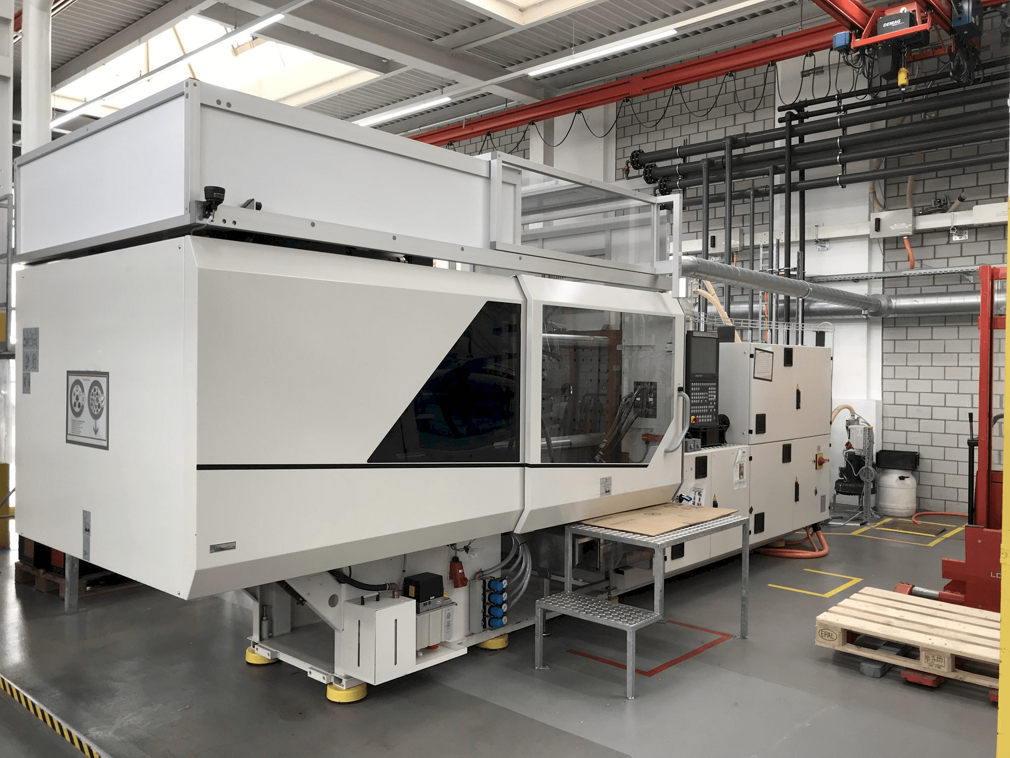 Front view of Sumitomo Demag EL-EXIS SP 200/560-675 machine