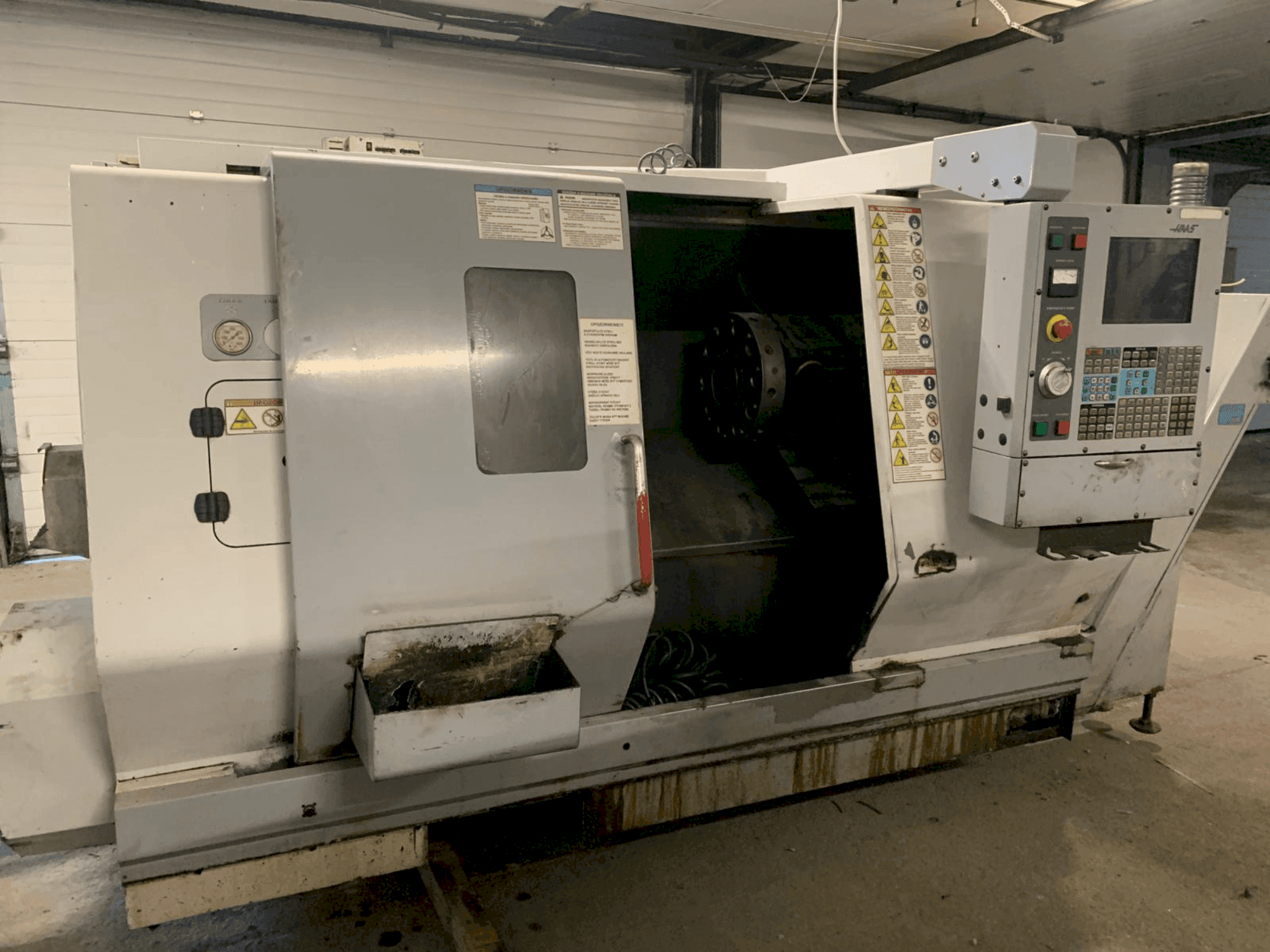 Front view of HAAS SL-20HE machine