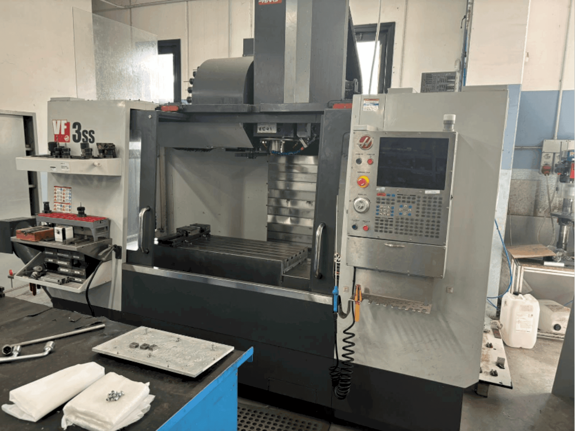 Front view of HAAS VF3SS machine
