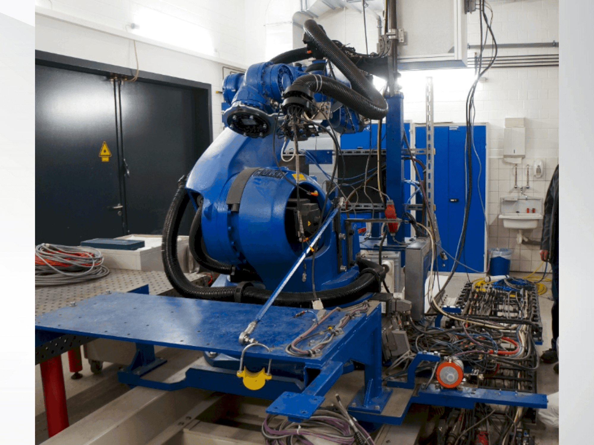 Side view of KUKA KR 100-2 HA 2000  machine