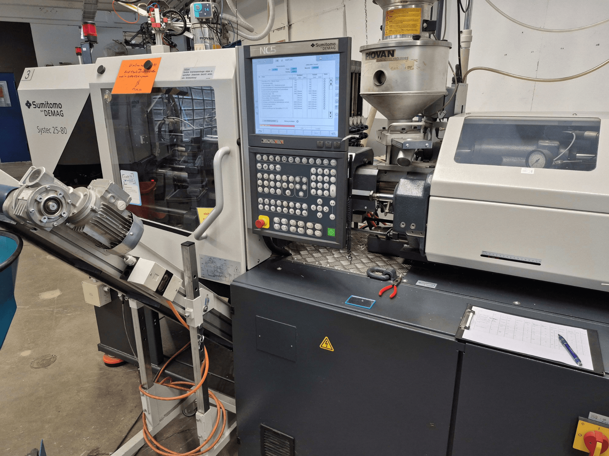 Hydraulic Injection Moulding Machine SUMITOMO SHI DEMAG Systec 25/320-80, front view with control panel and feed system visible.