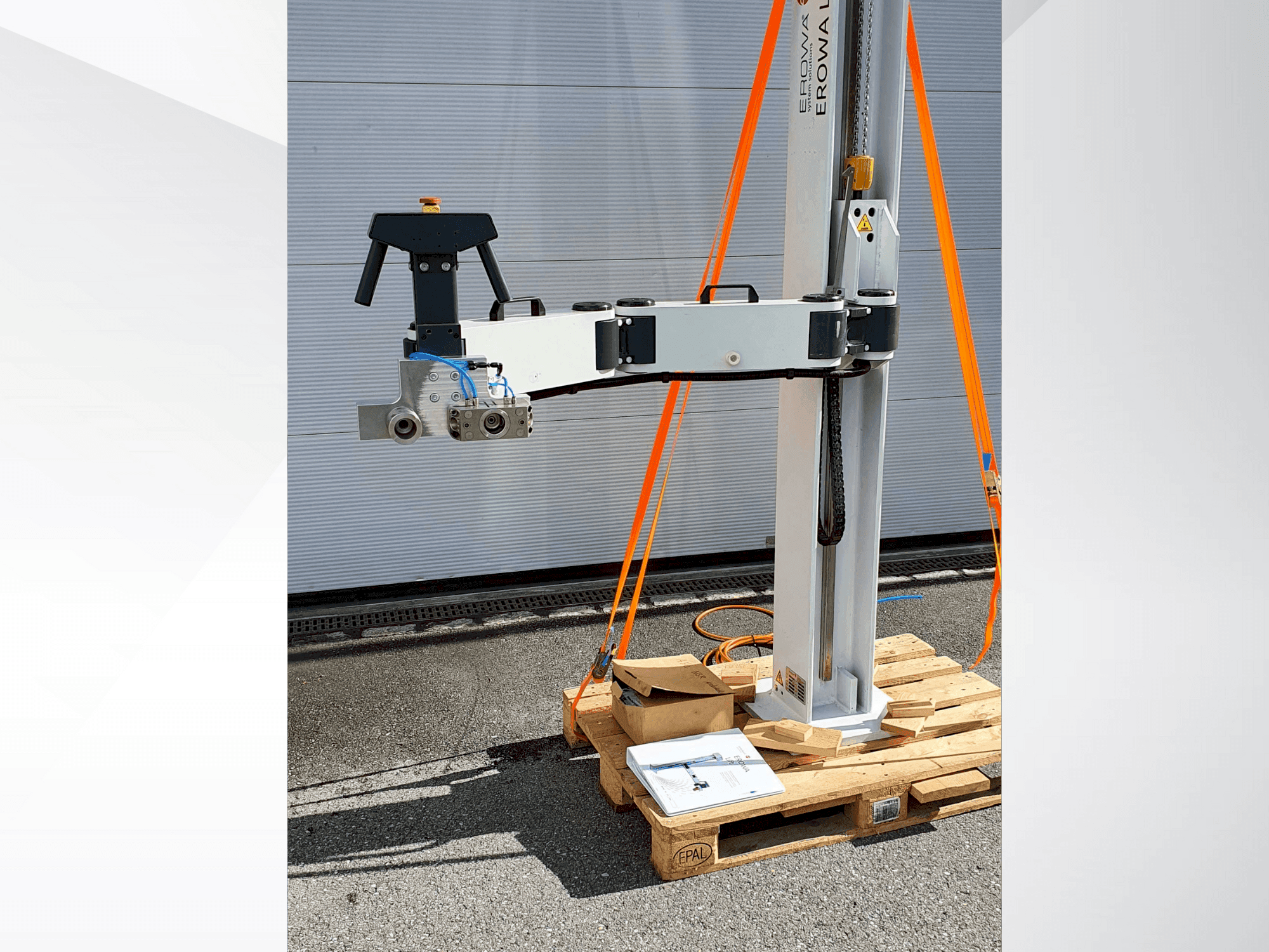 Front view of EROWA Lift 250 machine