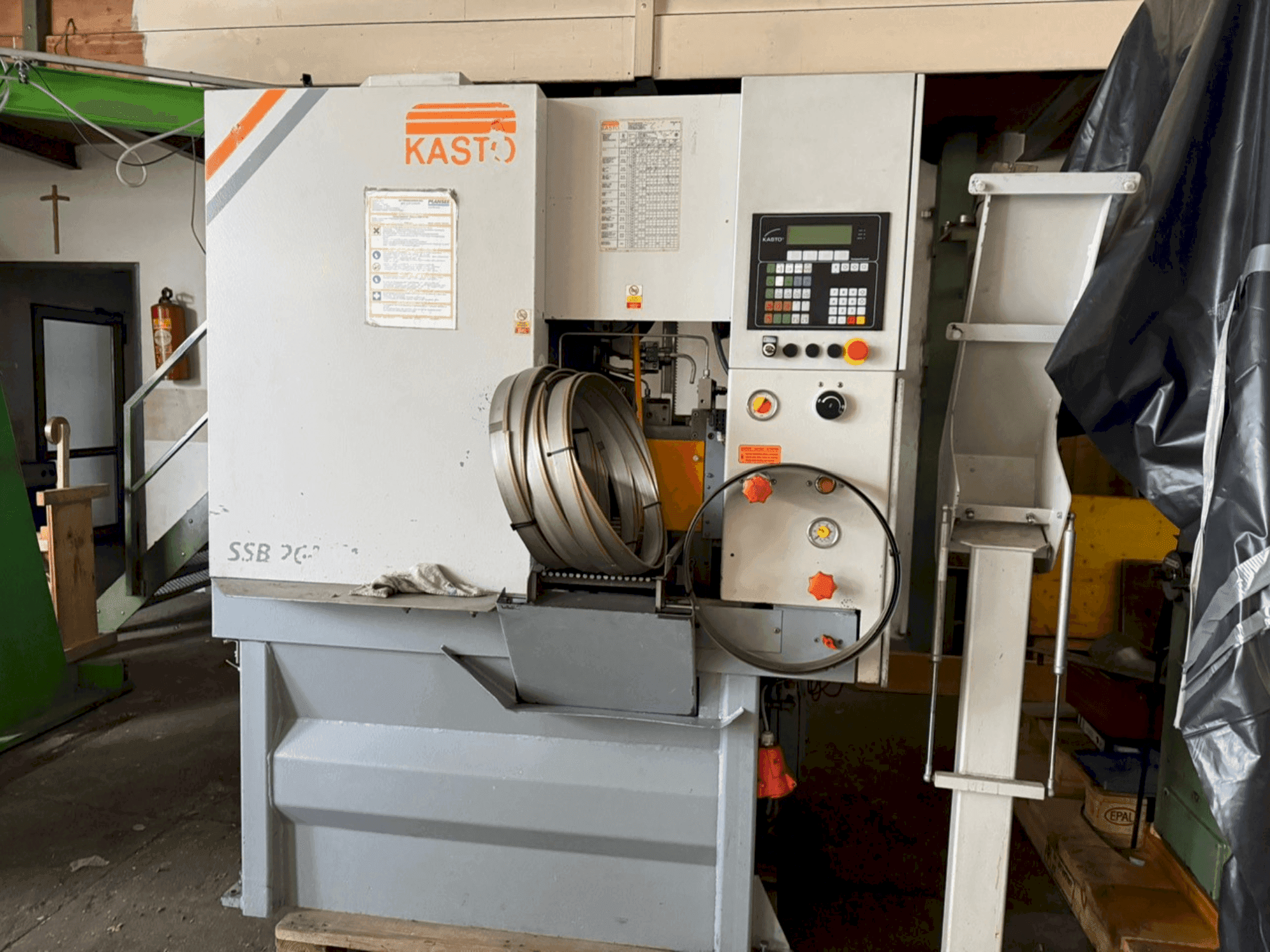 Front view of KASTO SSB 260 VA-CC-CNC machine