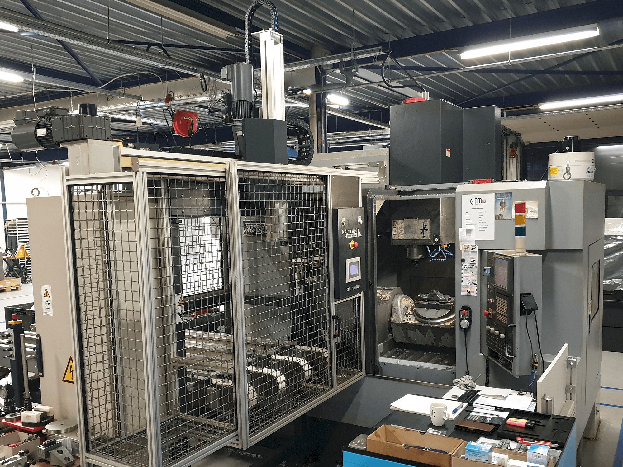 Left view of ACCUWAY UM - 350V5 Machine