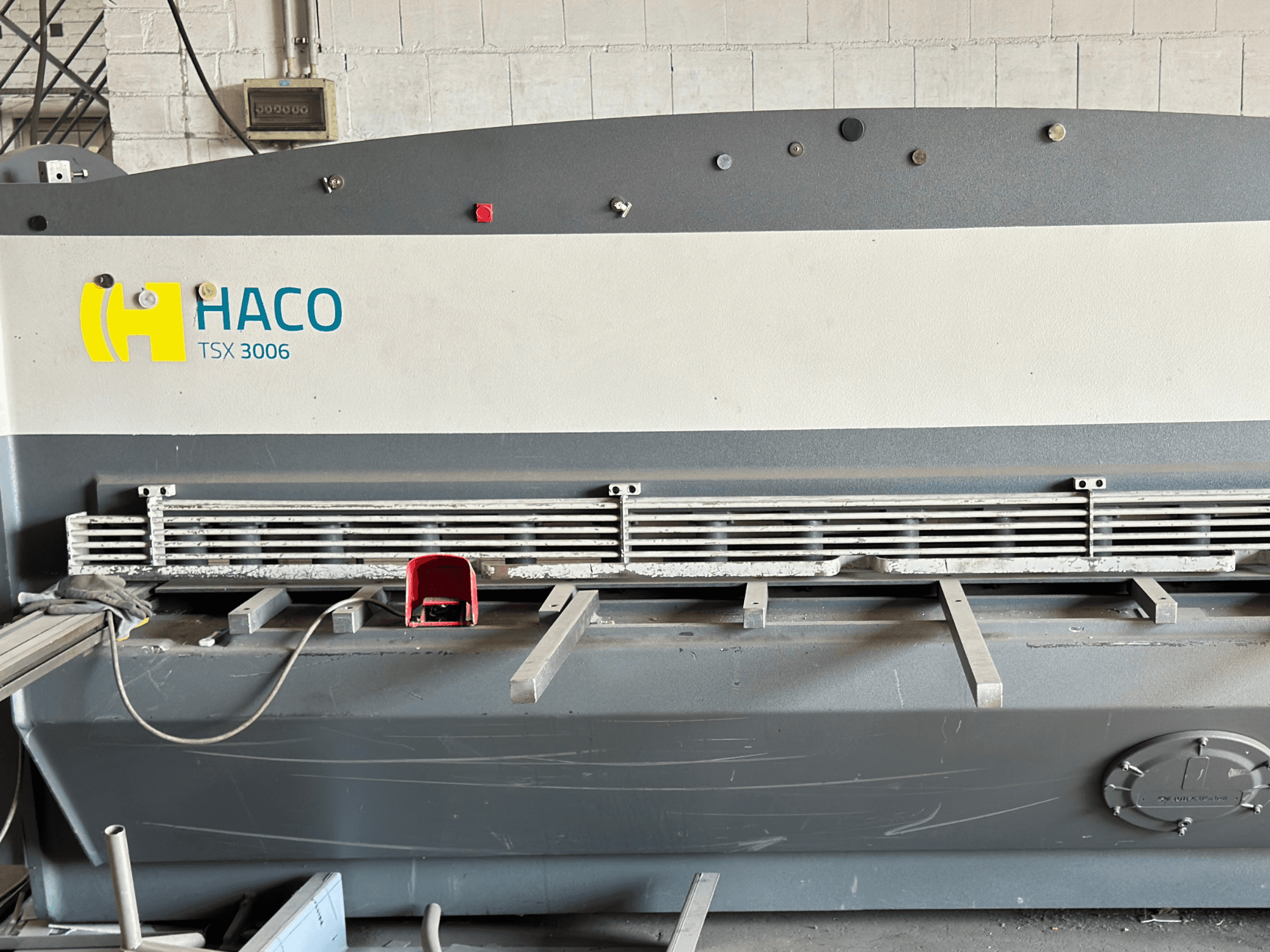 HACO TSX3006 MOT hydraulic shearing machine, front view, with metallic cutting blades and control panel, showing operational details.