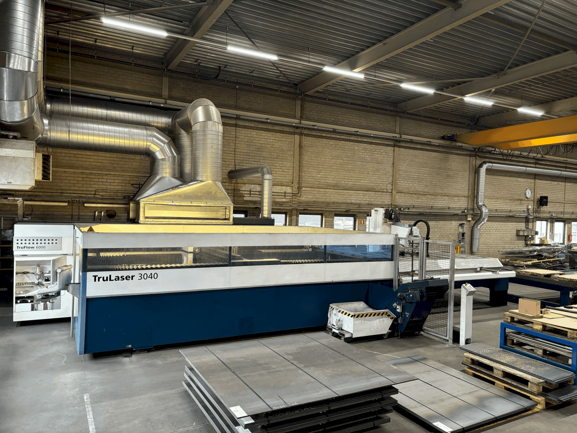 Front view of TRUMPF TruLaser 3040 + LiftMaster machine