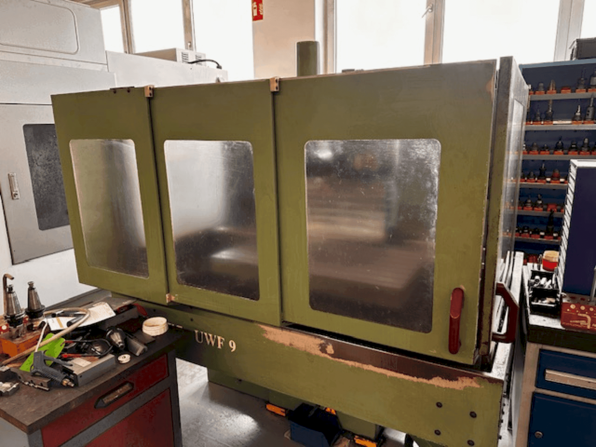 Front view of HERMLE UWF 900 machine