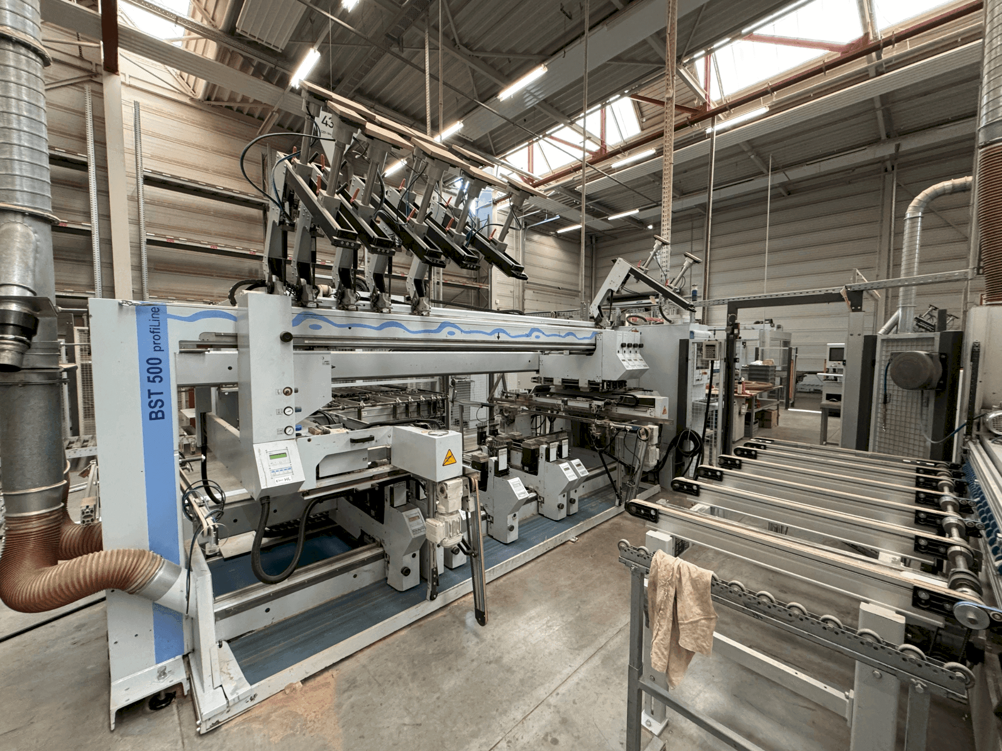 Front view of Weeke profiLine BST 500/D machine