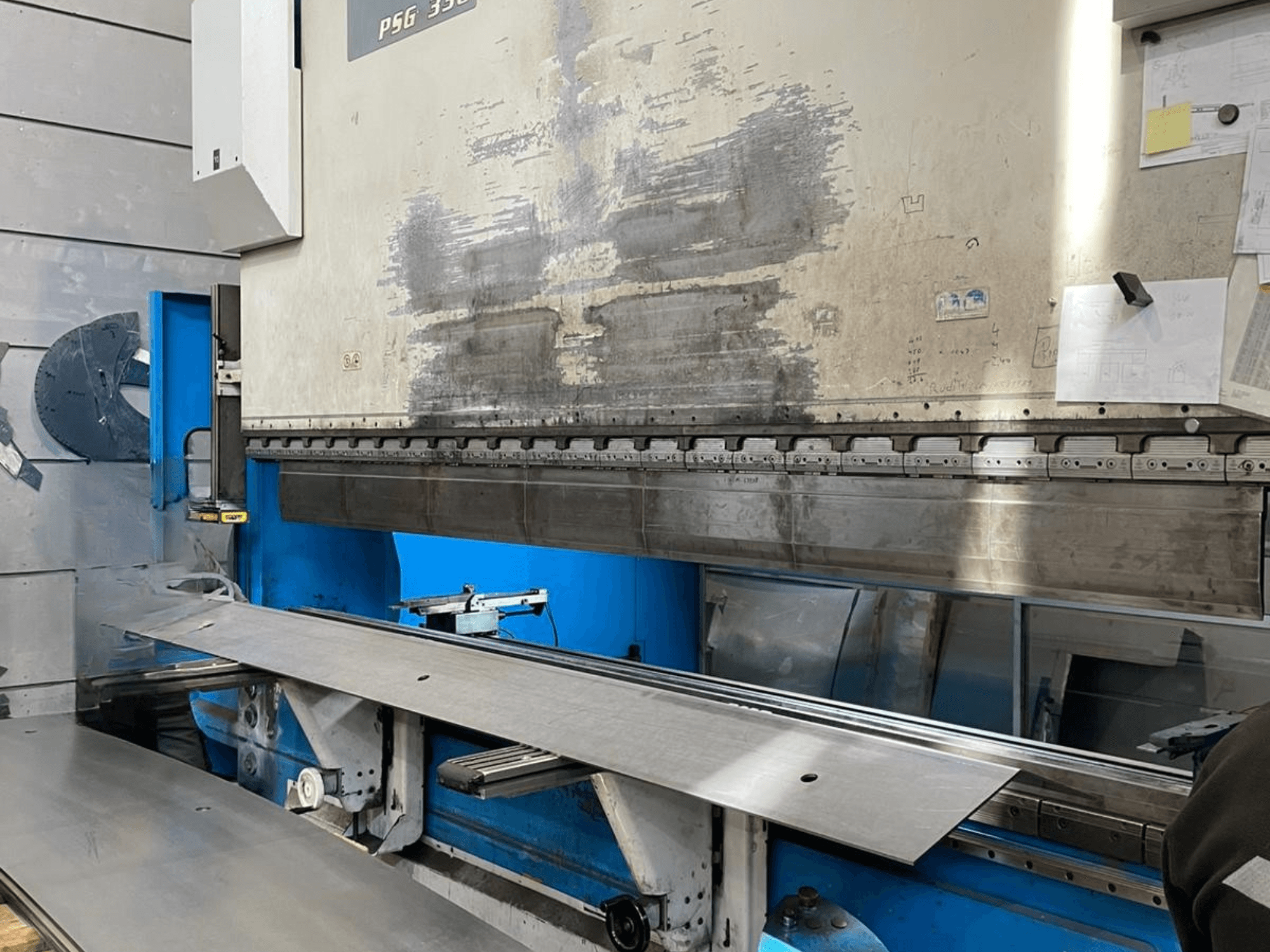 GASPARINI PSG 330/4000 Variante C press brake in workshop, showing bending area with metal sheet and machinery controls.