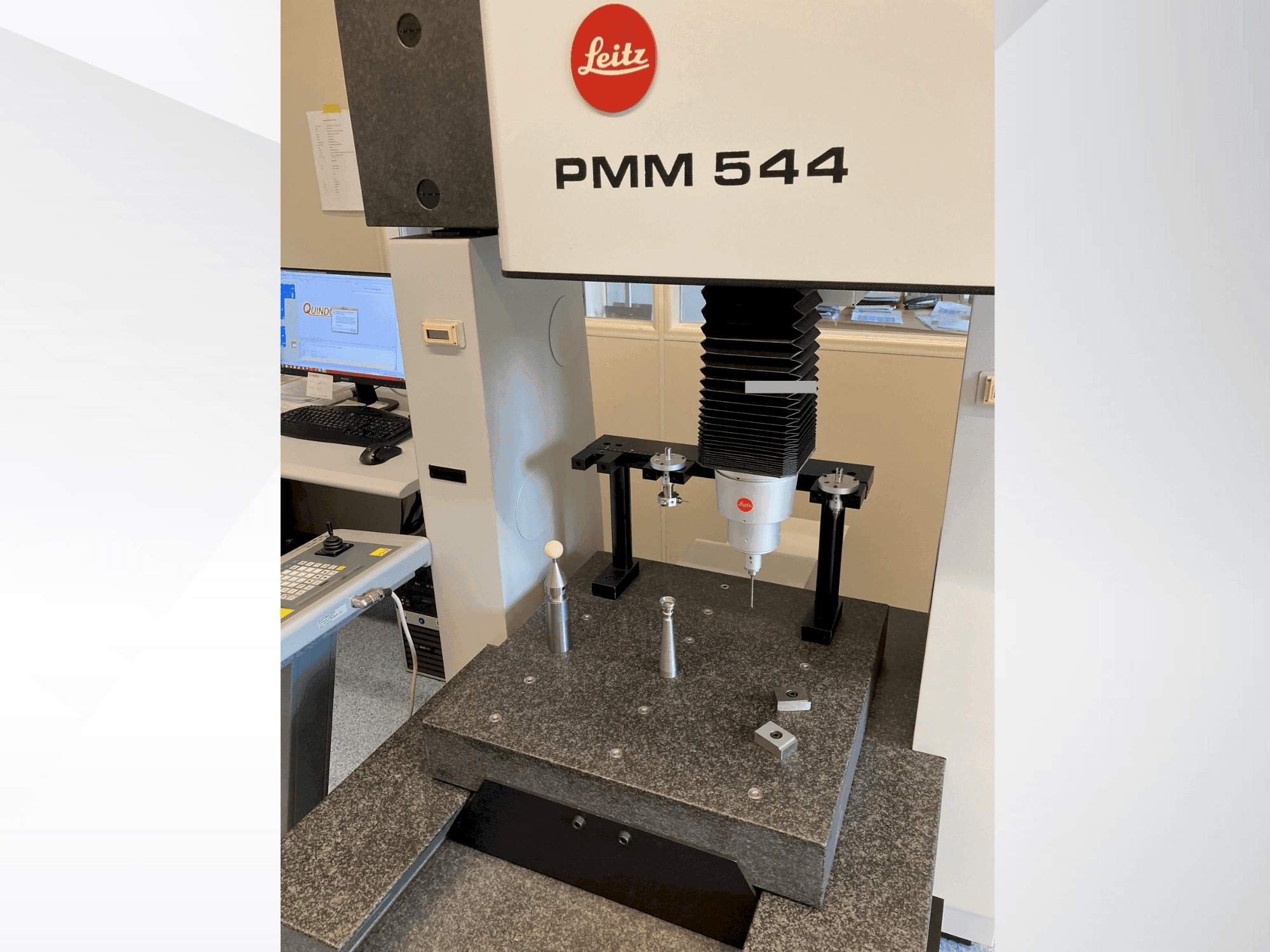 Front view of LEITZ PMM 544 machine