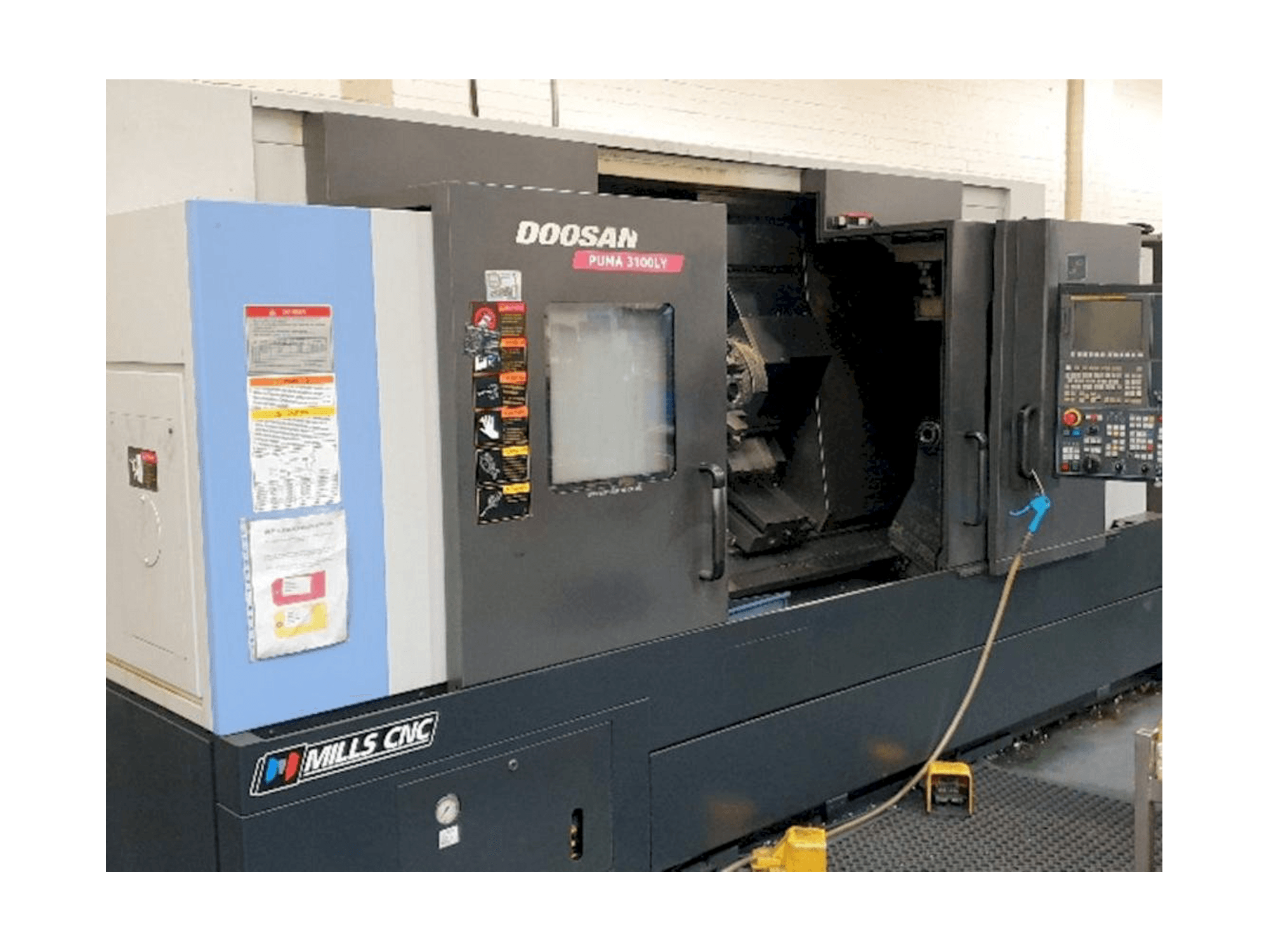 Front view of Doosan Puma 3100LY machine