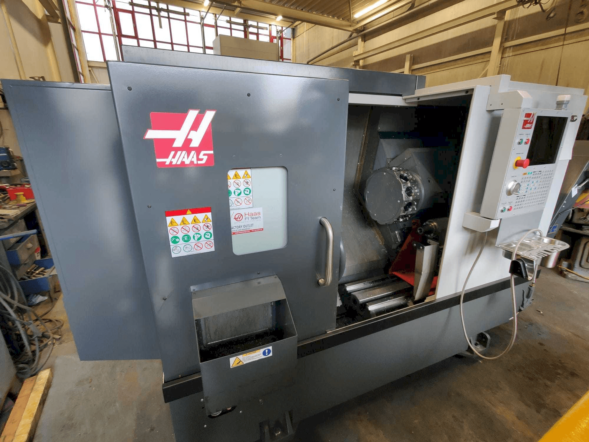 Left view of HAAS ST-20Y machine