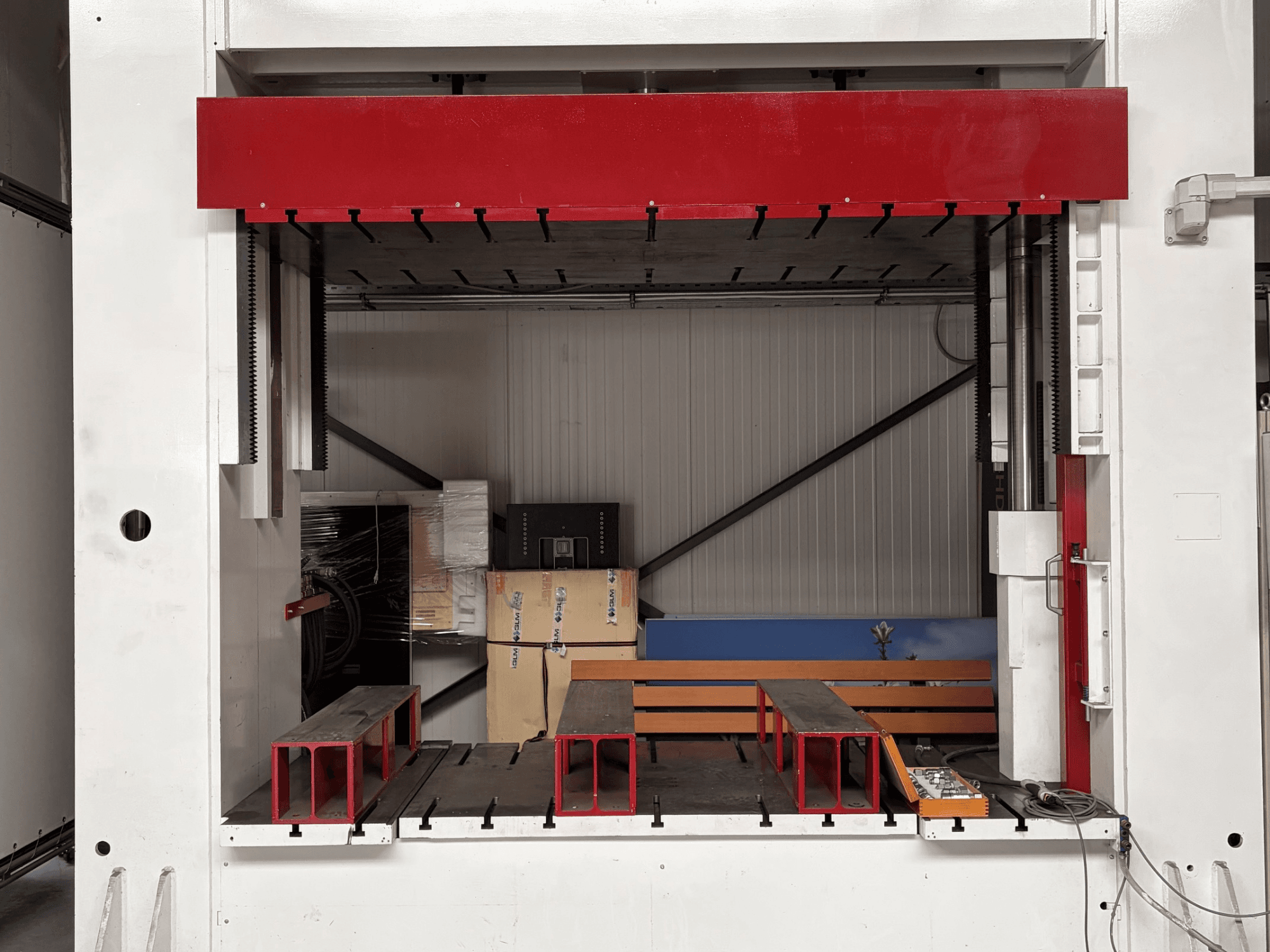 Hydraulic press WIS ATEVI Druckgeber ATeVi Heidel, front view, showcasing metal construction and workbench area.
