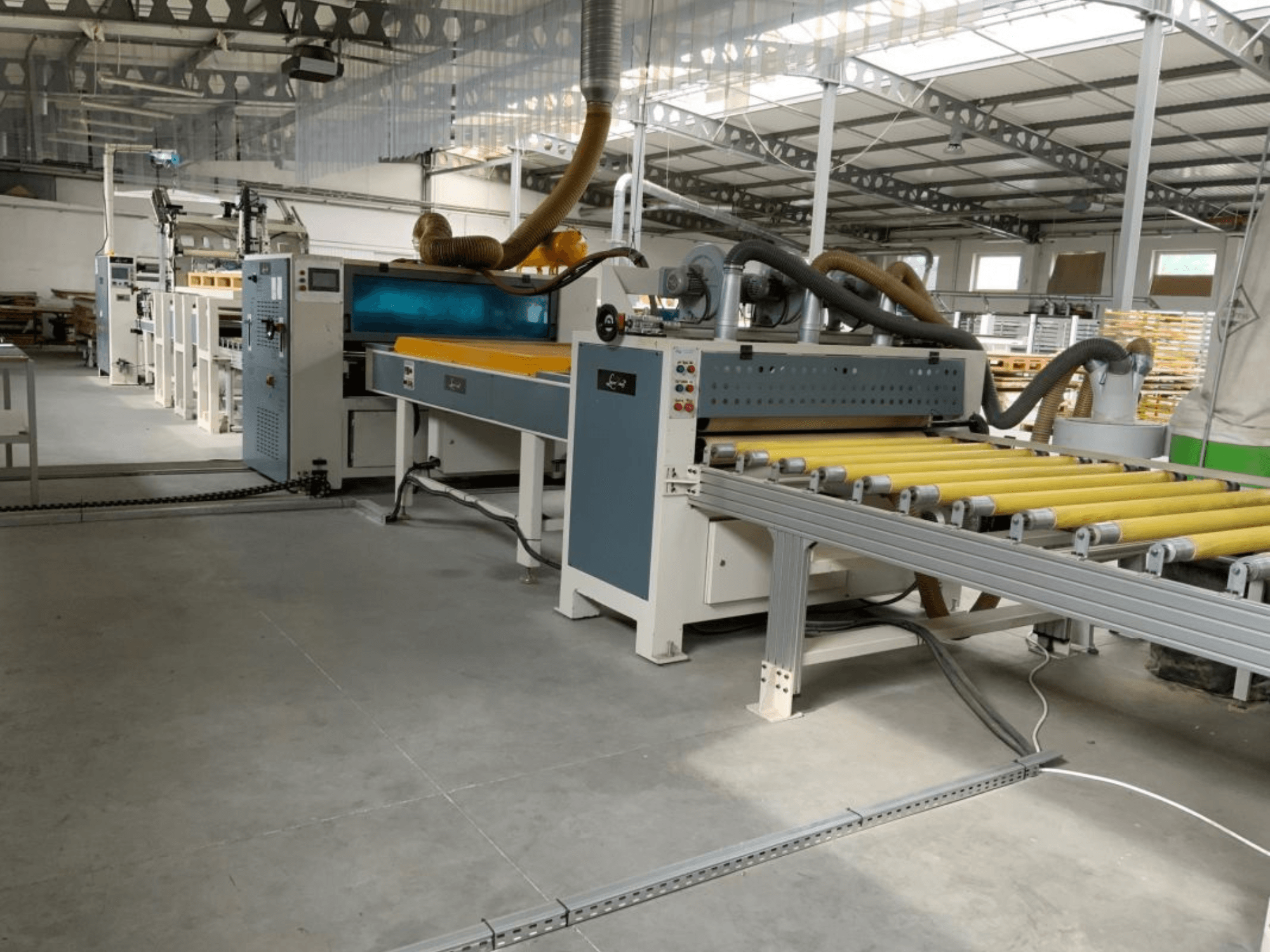 MASTER PUR-1400 laminating press in a factory setting, front view, showcasing rollers and operational controls.