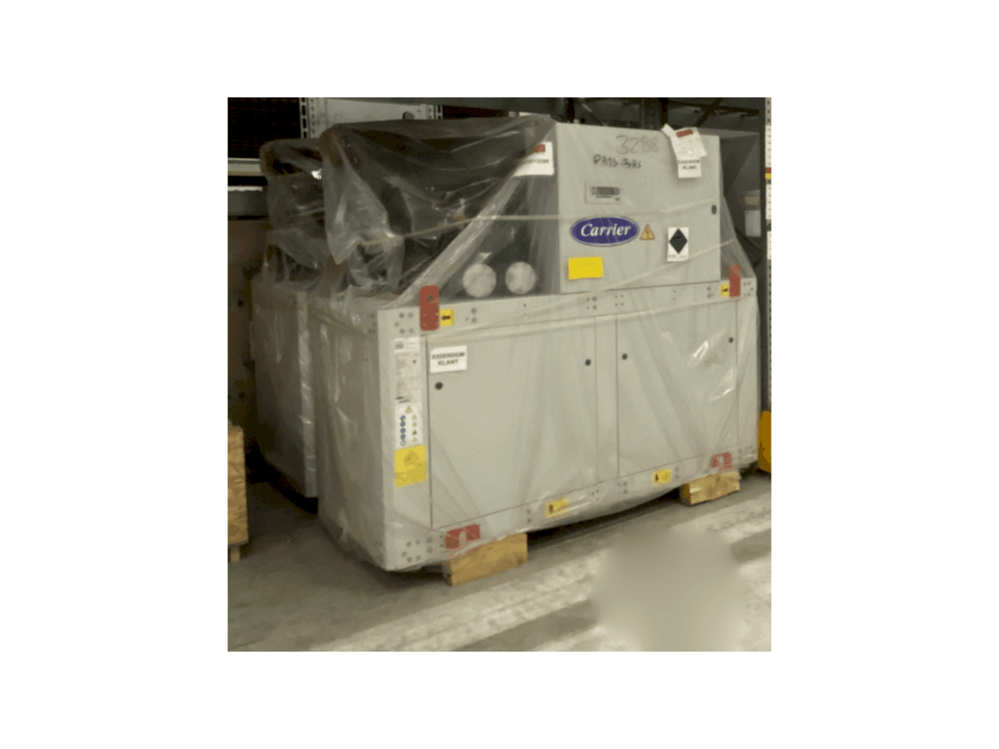 Front view of CARRION 3x Carrier heat pump 30WI1000 & 2x Refrion Dry Coolers V-model ES4C 2390.6/4 E2 machine