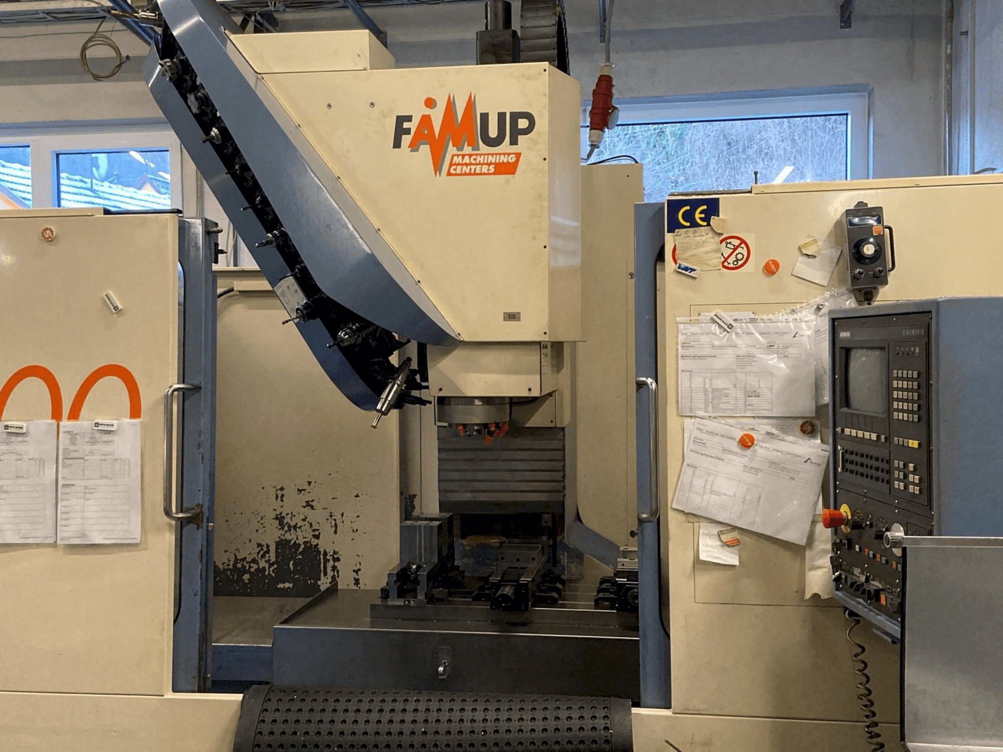 Front view of FAMUP MCX1000 machine