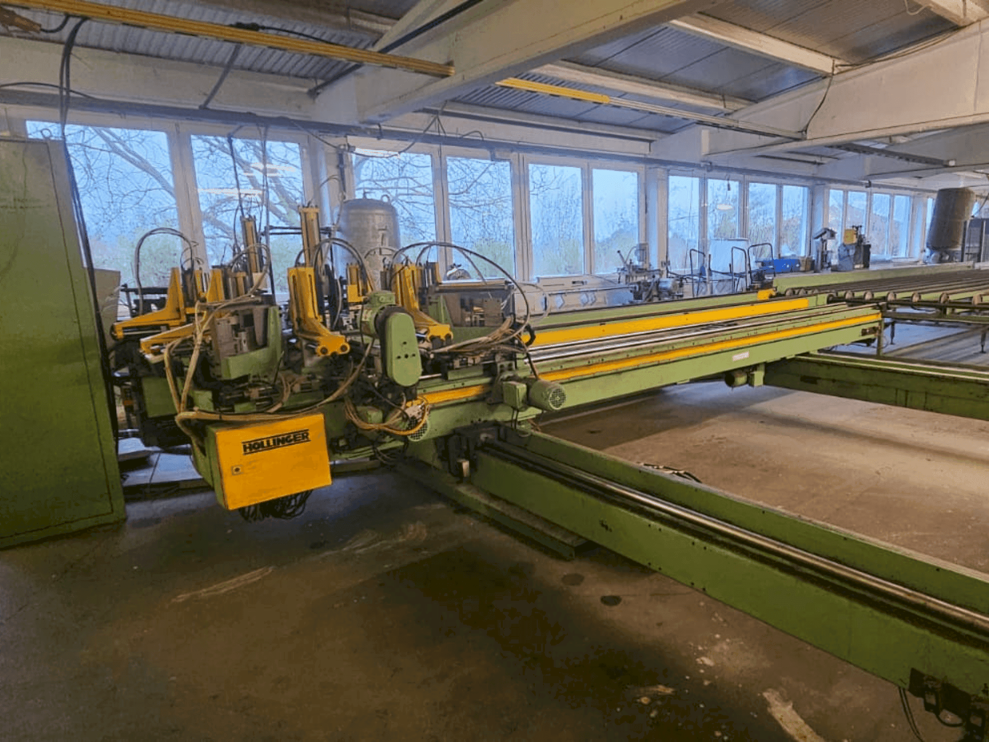 Front view of HOLLINGER MSE-II-EP-SB-300-450 machine