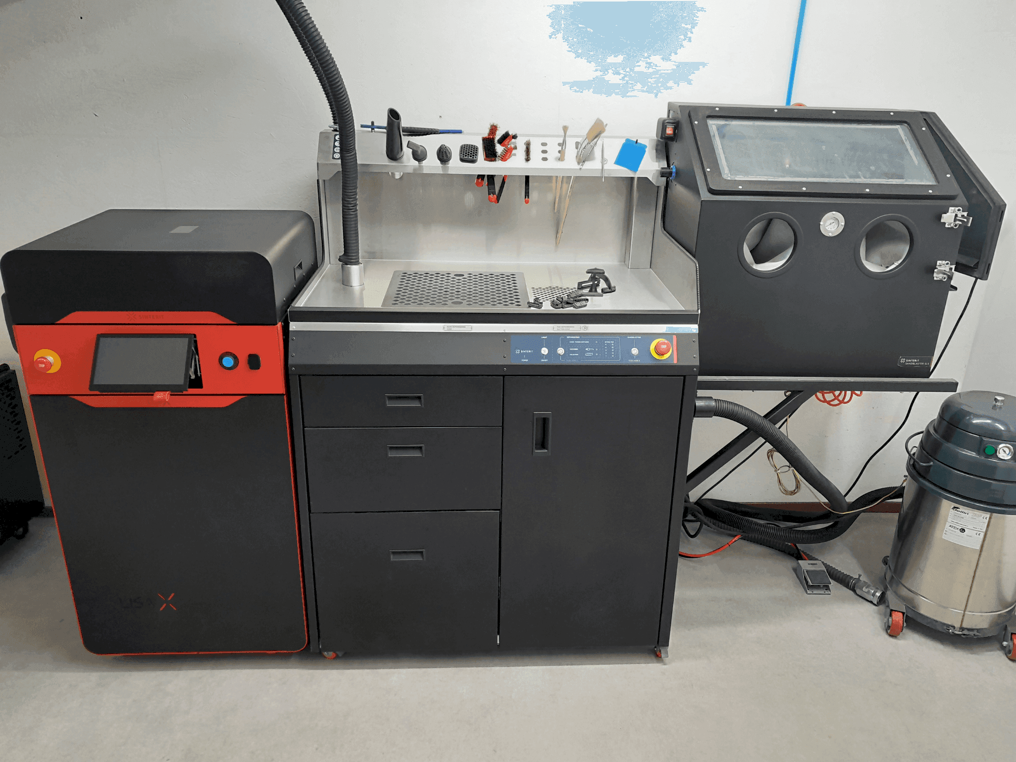 Front view of SINTERIT lisa x machine