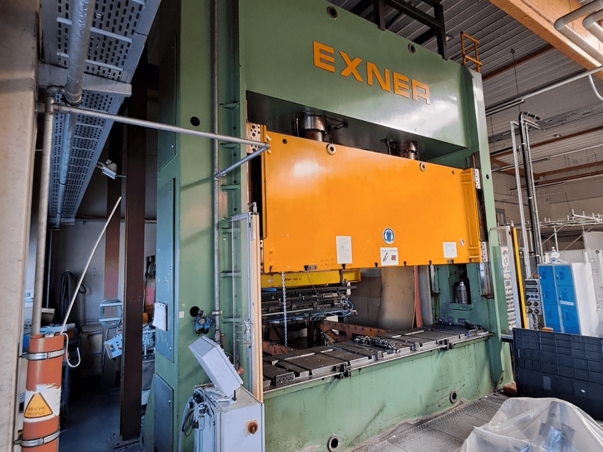 EXNER EX SBR 200 hydraulic press in side view, featuring an orange pressing plate and visible control panel.