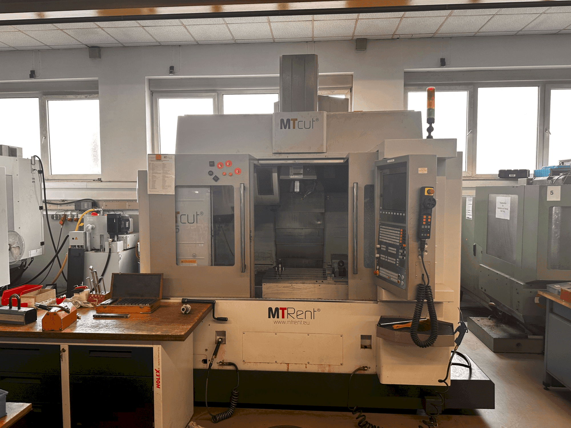 Front view of MTcut EVO V85 machine