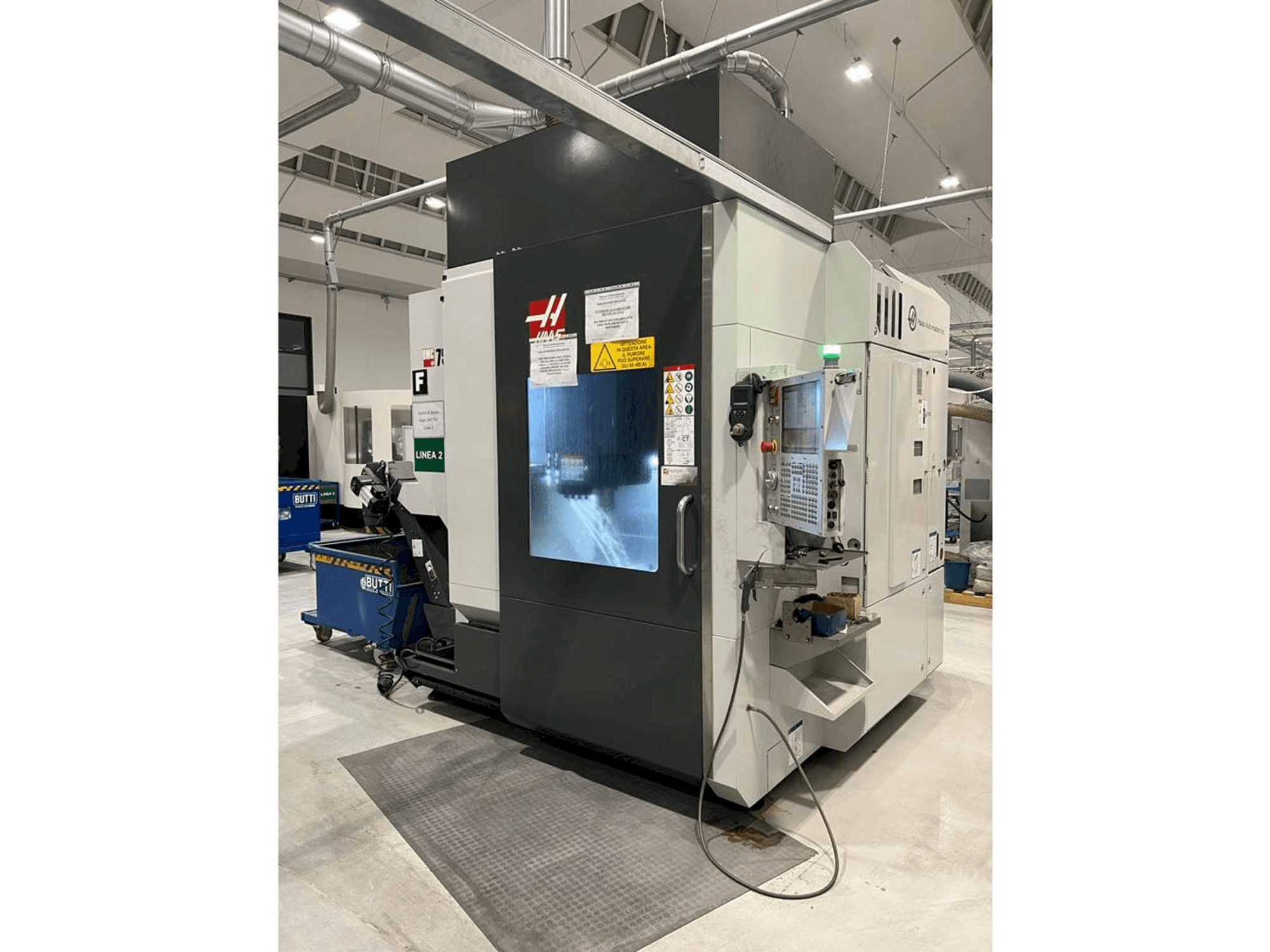 Front view of HAAS UMC 750SS machine