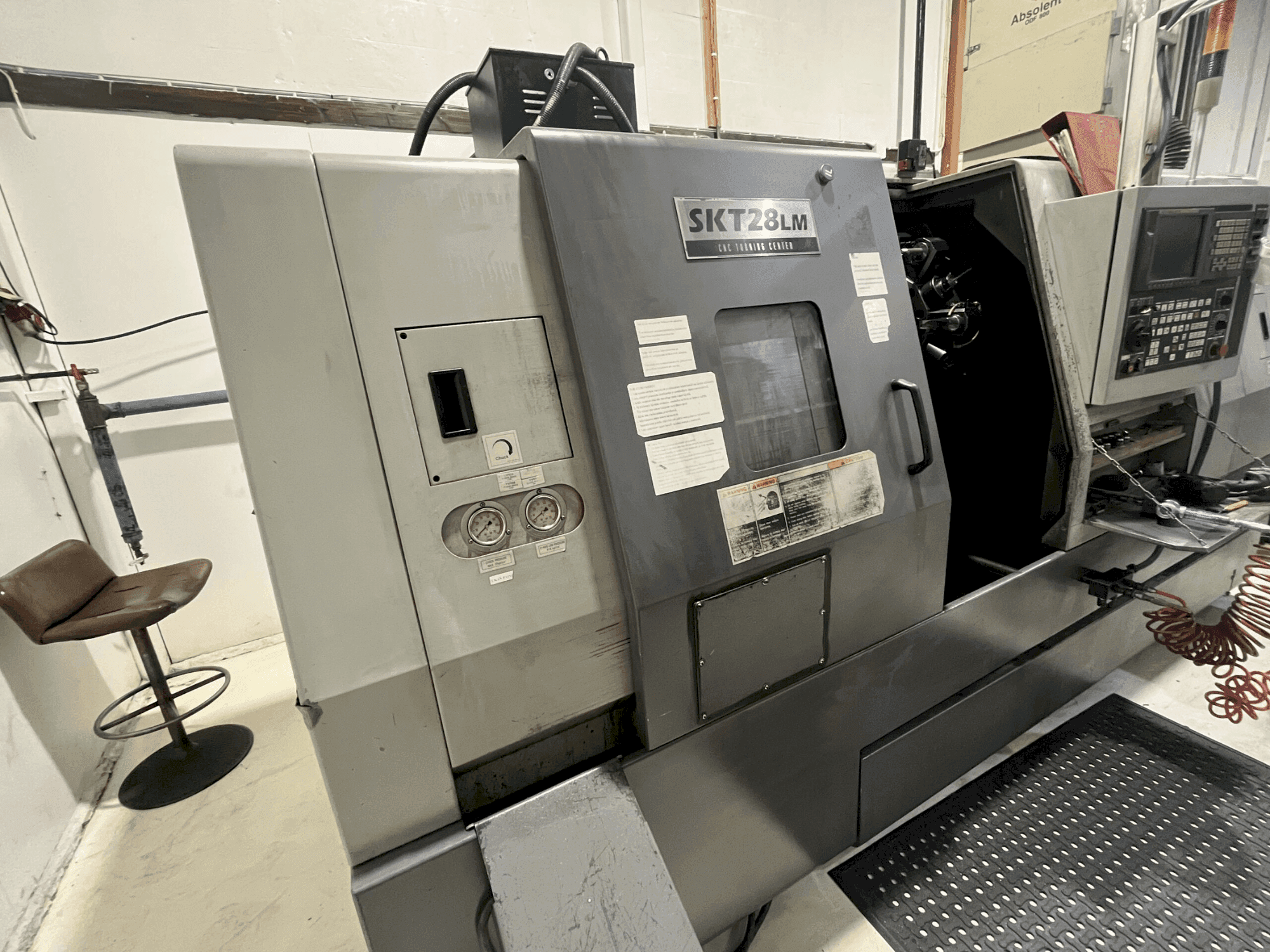 Front view of Hyundai Kia SKT 28 LM machine